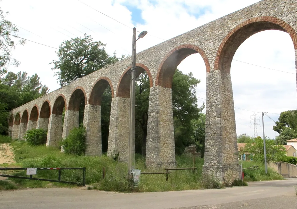 Photo showing: L'aqueduc de la Candolle vu en long en direction de l'aval (ouest)