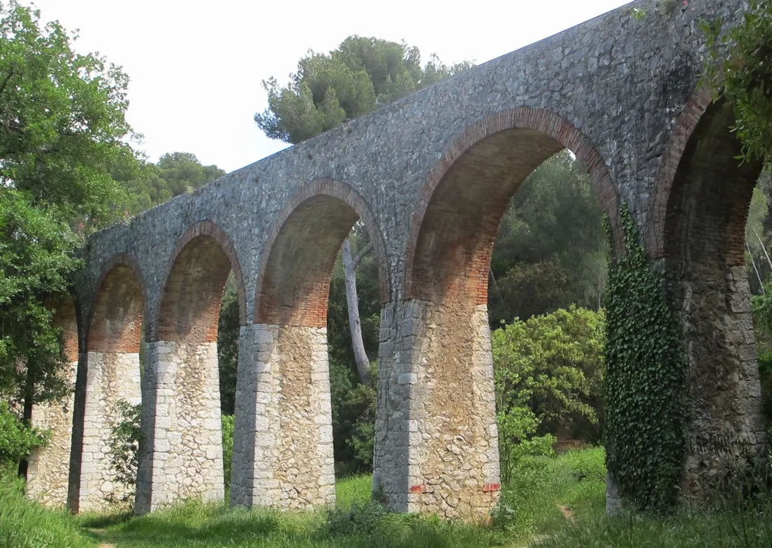 Photo showing: L'Aqueduc de la Candolle, flanc droit.