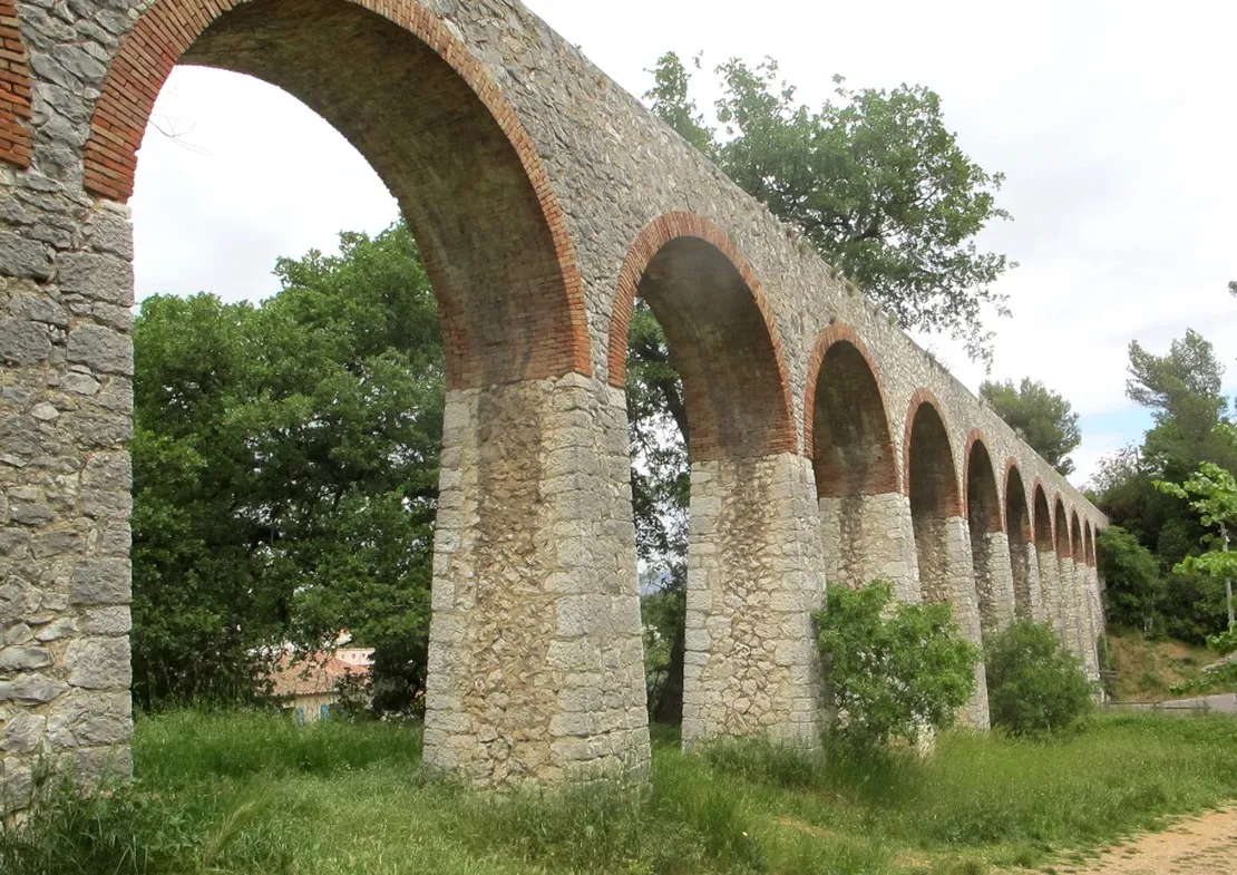 Photo showing: L'aqueduc de la Candolle, vu en long en direction de l'amont (est).