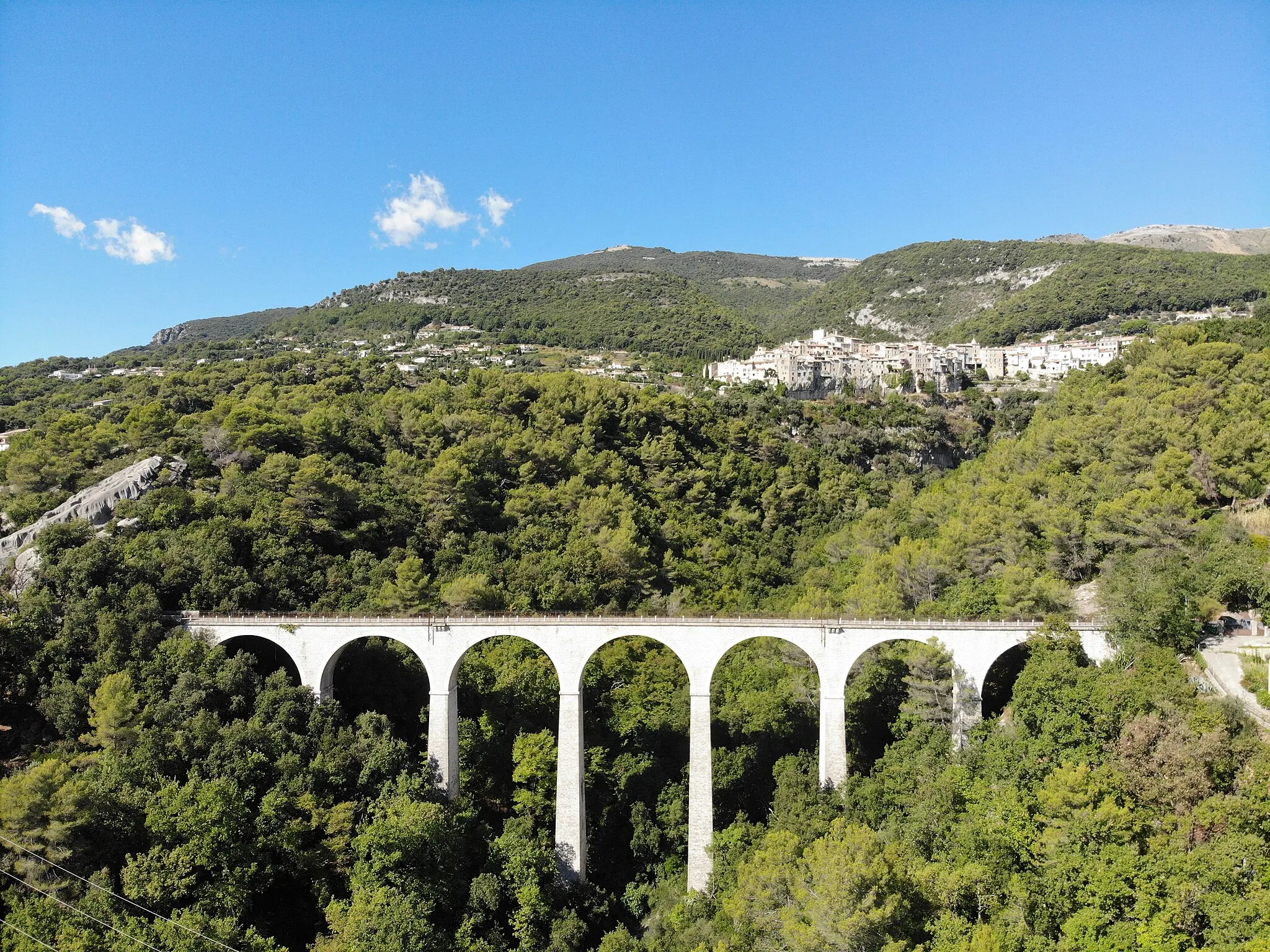 Photo showing: View of the Cassan bridge (viaduc de Cassan), with Tourrettes-sur-Loup in the background