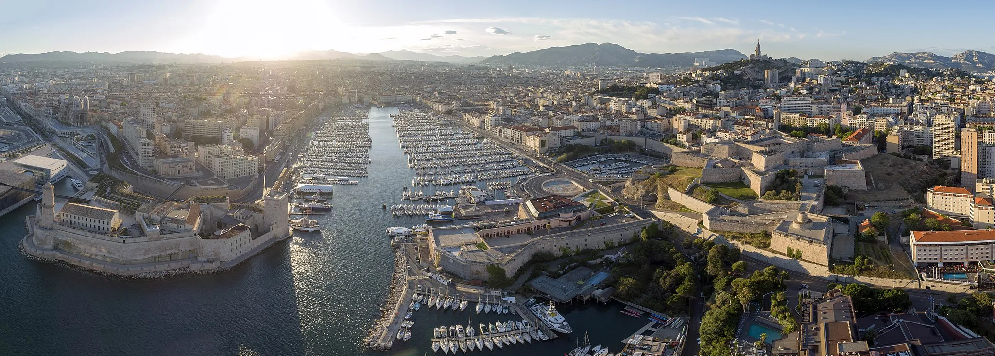 Photo showing: panorama of vieux port marseille