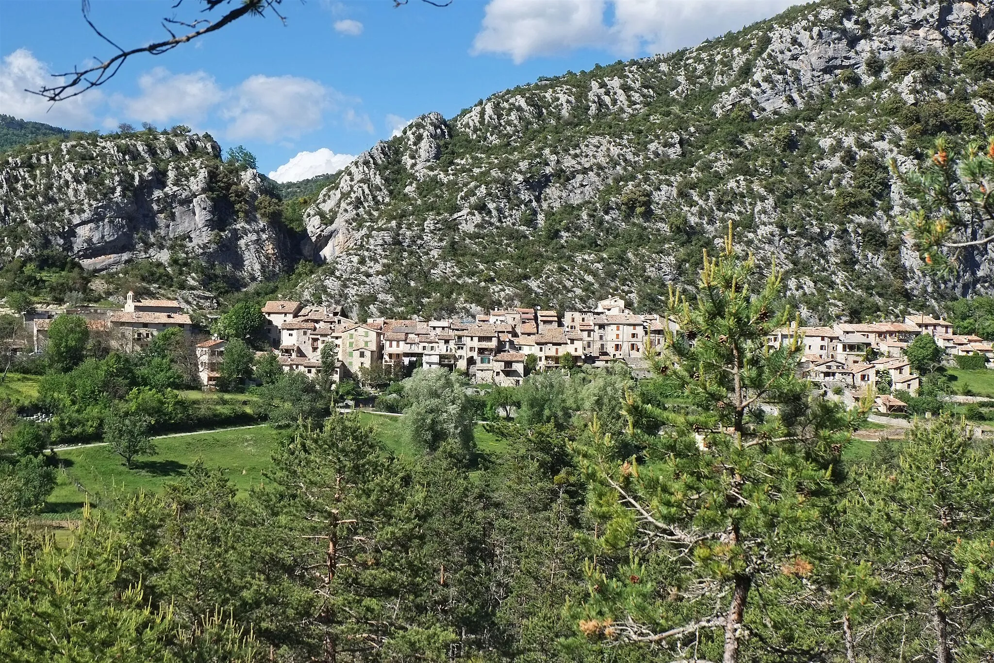 Photo showing: Vue du village de Gars depuis la piste du col de Baratus.