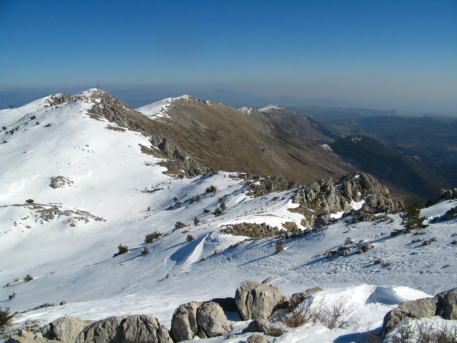 Photo showing: Le sommet de la Montagne du Cheiron, en hiver. La Cime du Cheiron culmine à 1778 m.