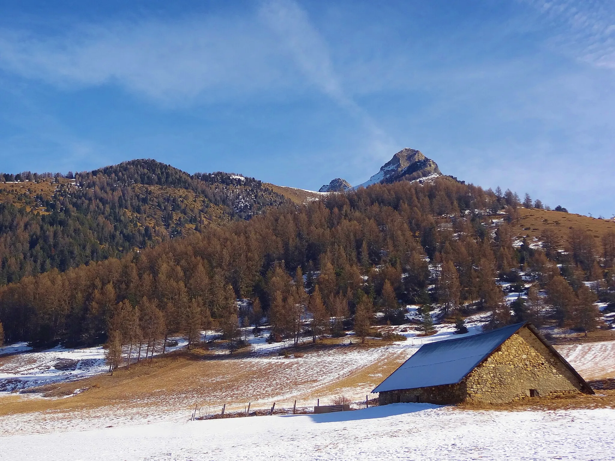 Photo showing: Un bâtiment en pierre ainsi que l'Arche et l'Aiguille en fond, vus depuis le col de Moissière à Ancelle lors du Rallye Monte-Carlo 2019.