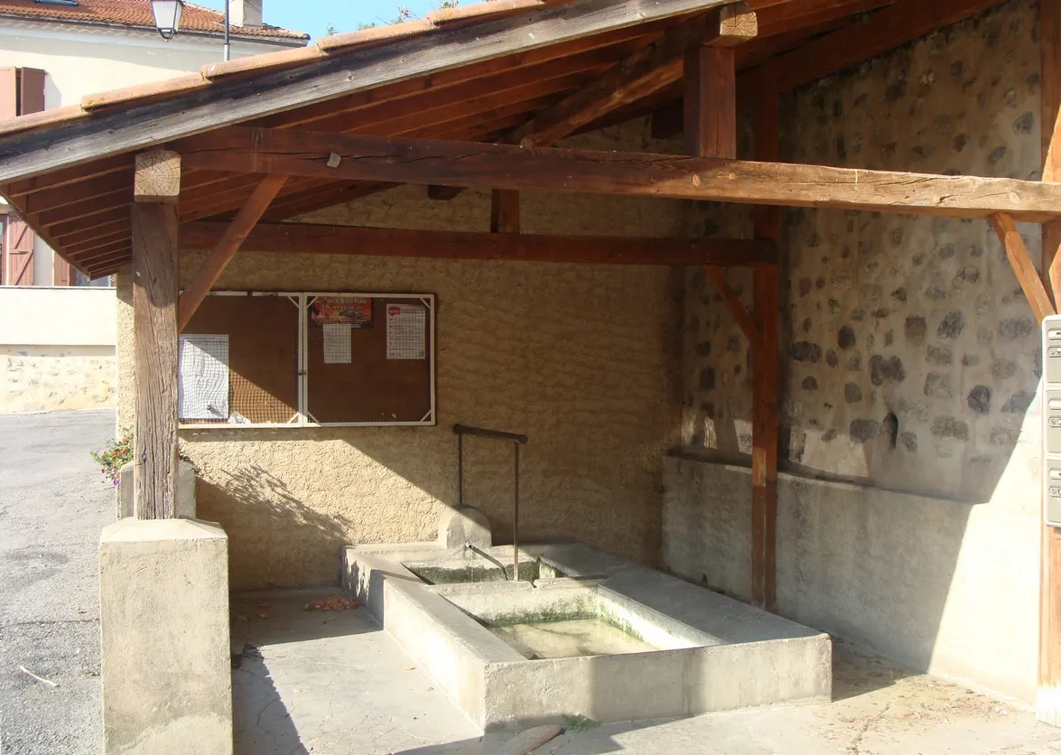 Photo showing: Ancien lavoir modernisé, sur la place centrale du village de Turriers.