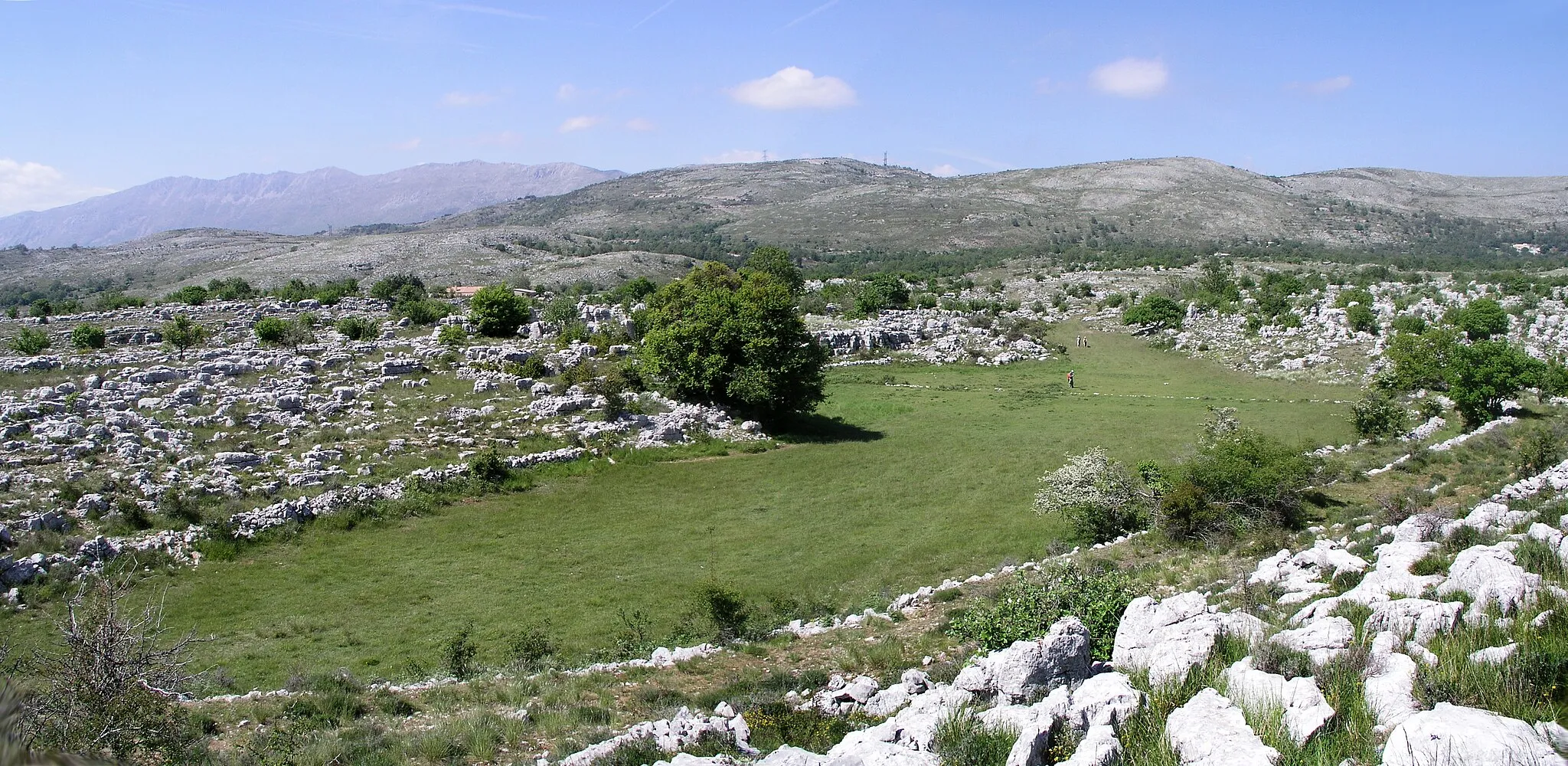 Photo showing: Grande doline sur le plateau de Saint Barnabé, Courmes, Alpes-Maritimes, France.