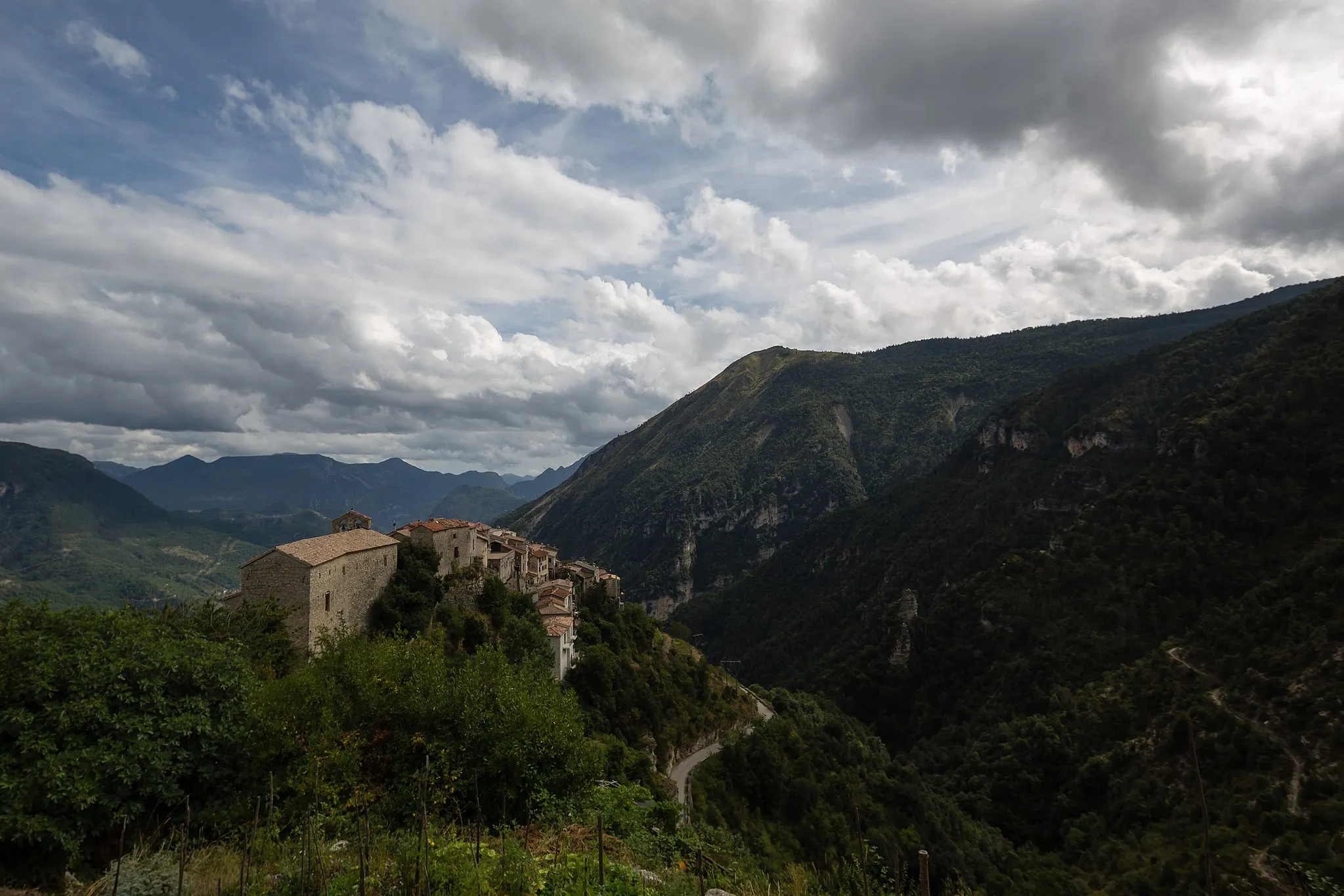 Photo showing: Bairols (France) depuis les hauteurs du village.