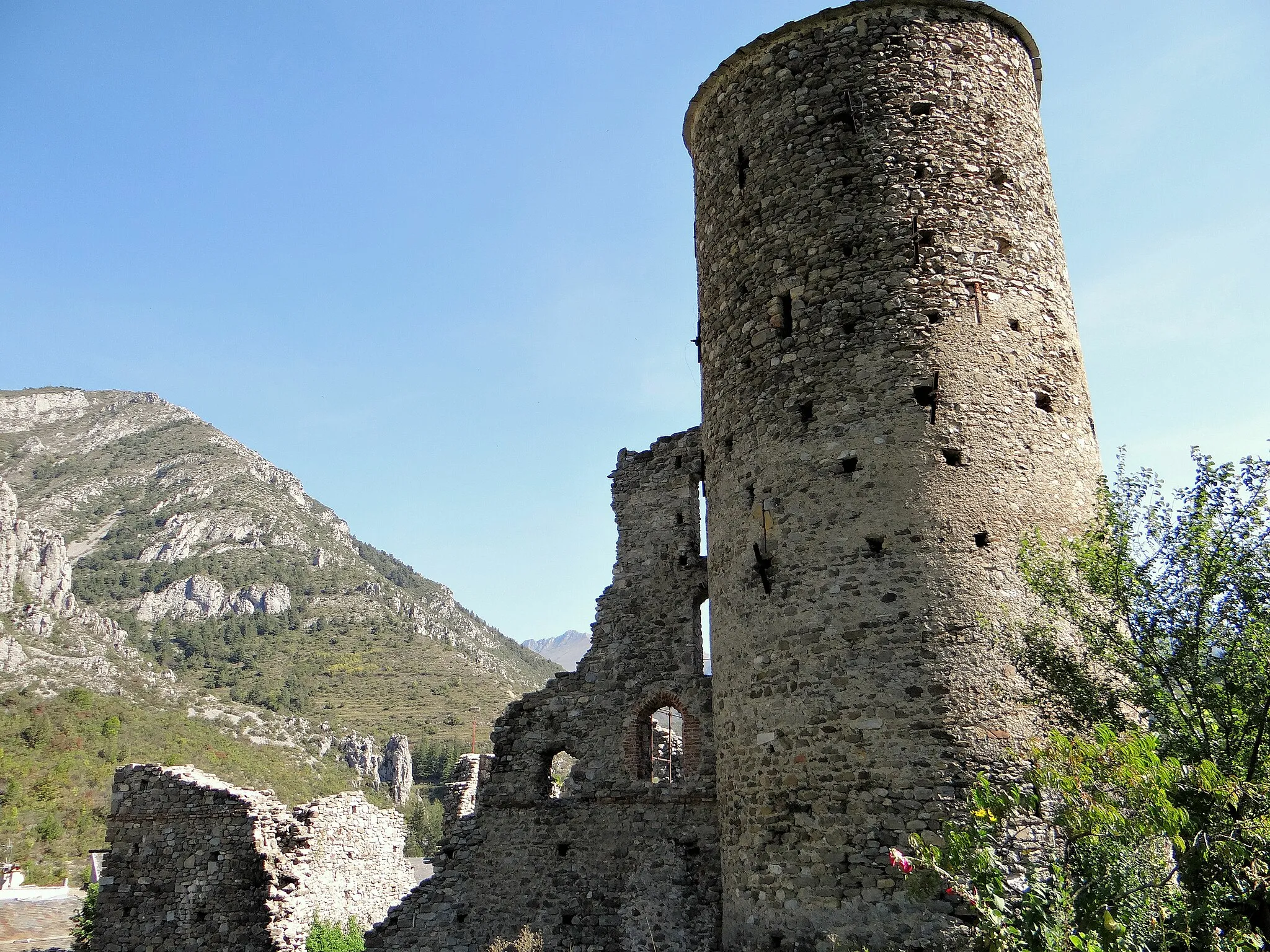 Photo showing: Château des Seigneurs de la Brigue - La tour et le côté ouest