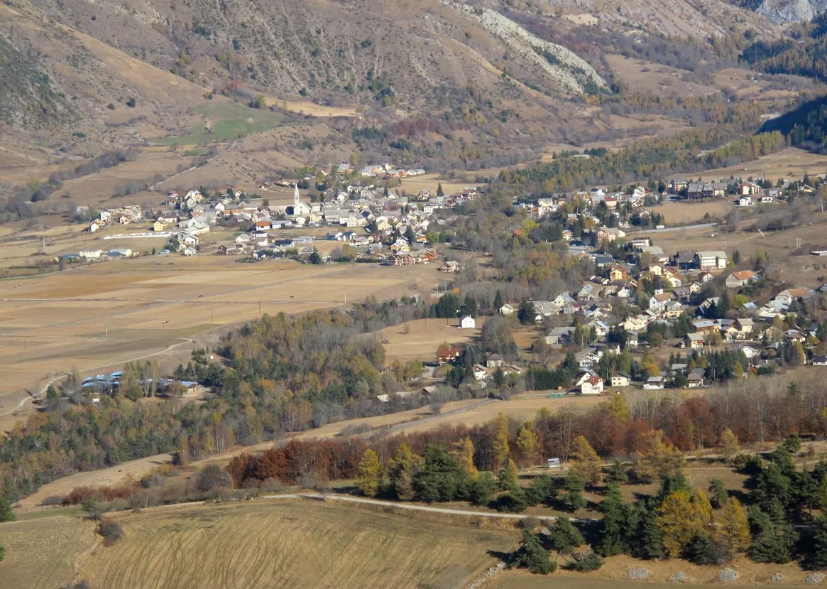 Photo showing: Le village d'Ancelle et le Château d'Ancelle vus du Puy de Manse.