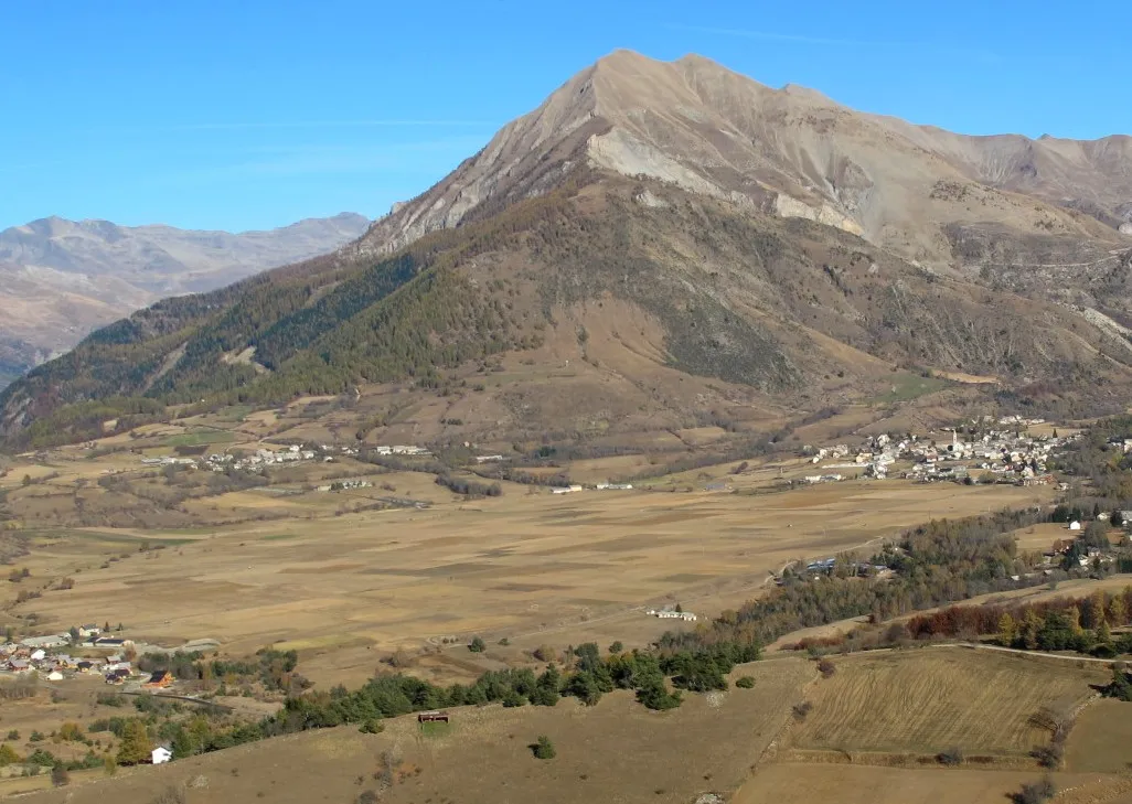 Photo showing: La plaine d'Ancelle (ou plaine de Lachaup) et la Petite Autane (alt. 2519 m.) vus du Puy de Manse.