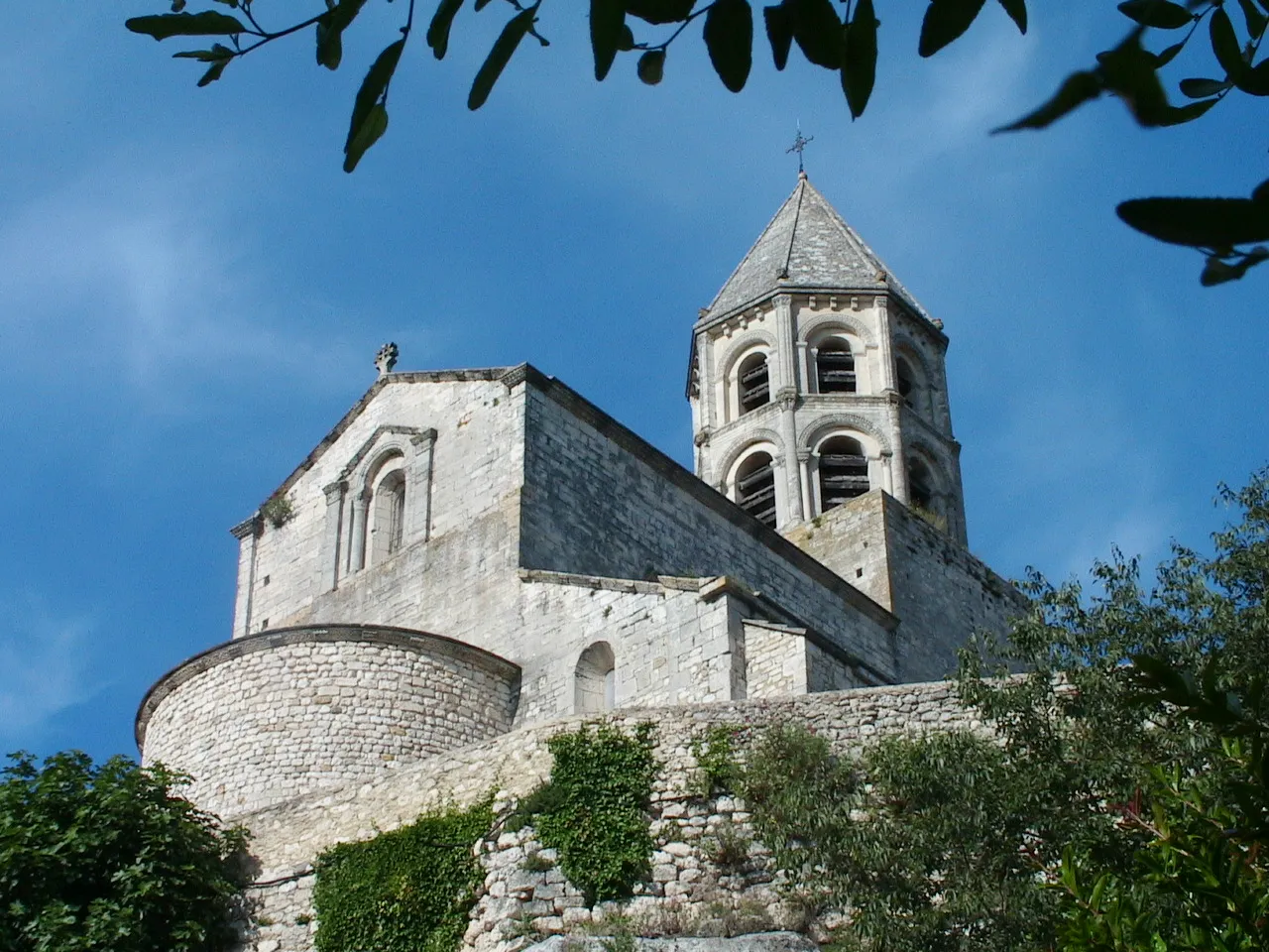 Photo showing: Eglise Saint-Michel de La Garde-Adhémar (FR-26) vue côté jardin botanique