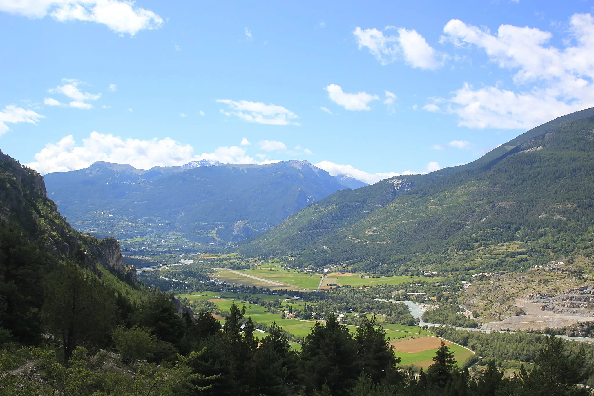 Photo showing: Pra Reboul - vers l'Aérodrome de Mont-Dauphin - Saint-Crépin.
Champaussel
Champcella

Vallée de Fréssinières