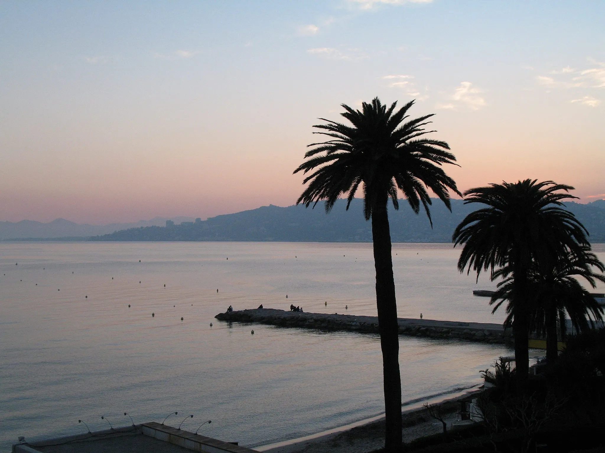 Photo showing: Sunset view on the Mediterranean Sea towards Cannes from Juan-Les-Pins near Nice, France