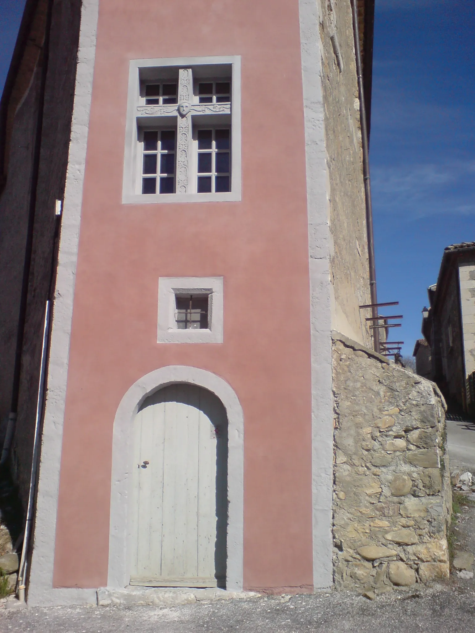 Photo showing: Façade d’une maison de Valernes, réalisé par Philippe Bertone, Les Ateliers du Paysage