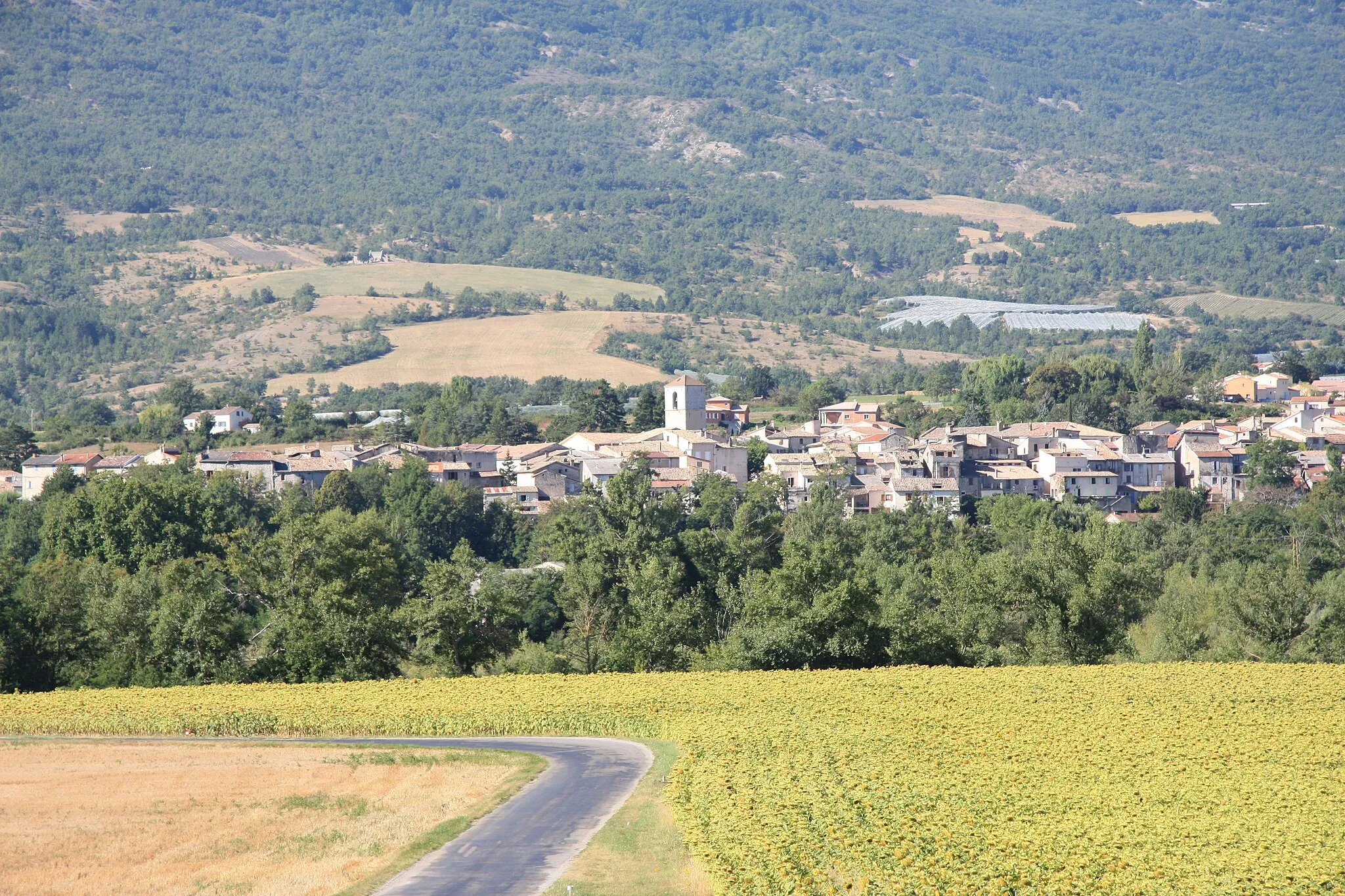 Photo showing: View of Ribiers, France.