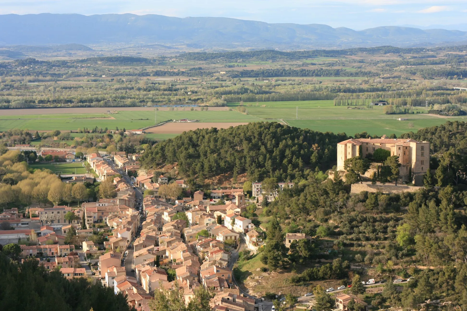 Photo showing: Vue d'une partie de la commune de Meyrargues et son château depuis le sud. Au fond, la plaine de la Durance et le Lubéron en arrière-plan.