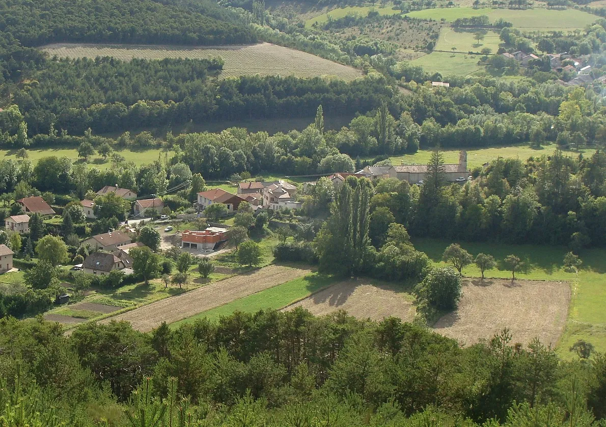 Photo showing: Le village de La Faurie dans son écrin de verdure, vu depuis la route de Notre-Dame.