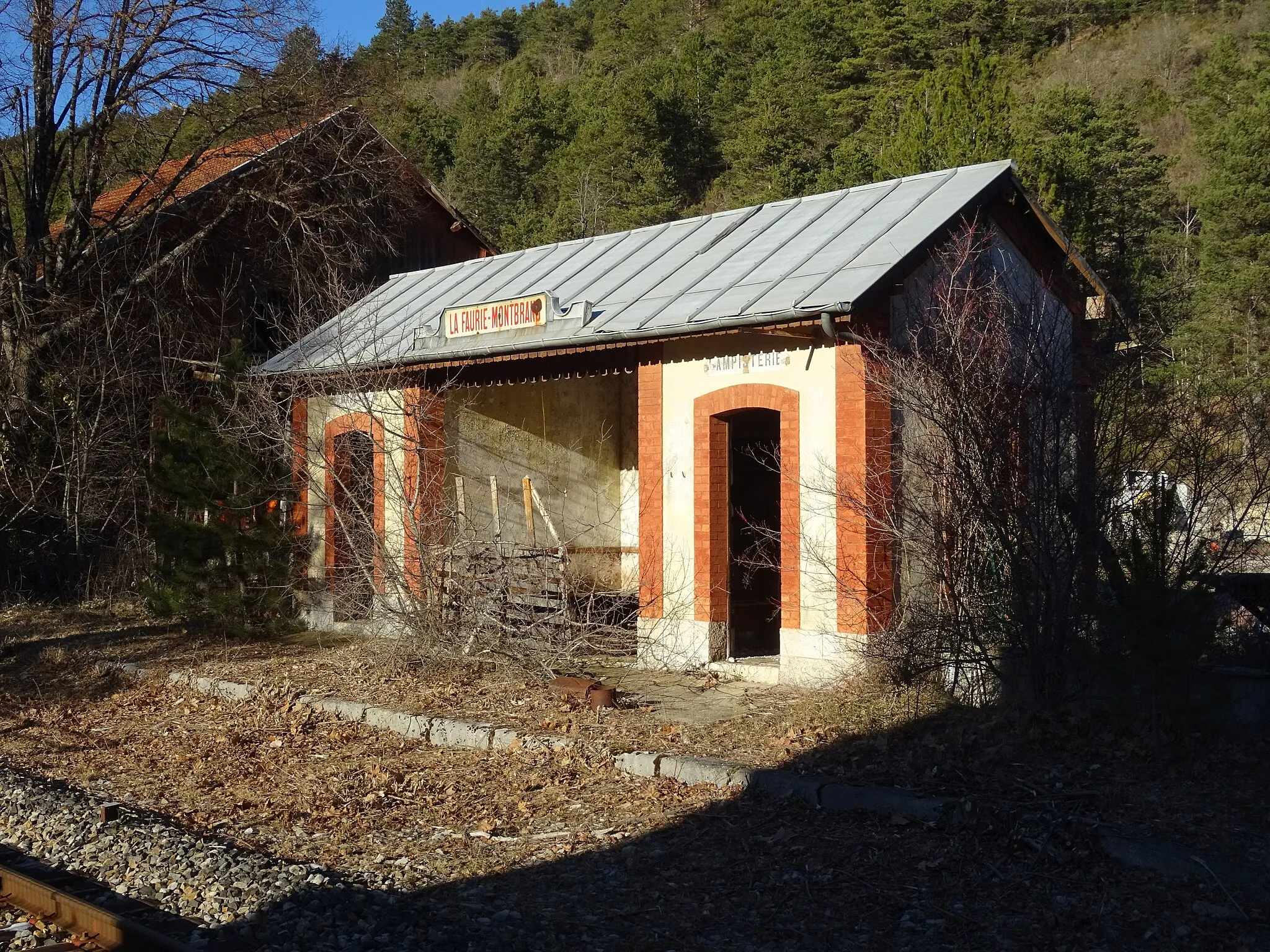 Photo showing: Abri de quai de l'ancienne gare de La Faurie - Montbrand.