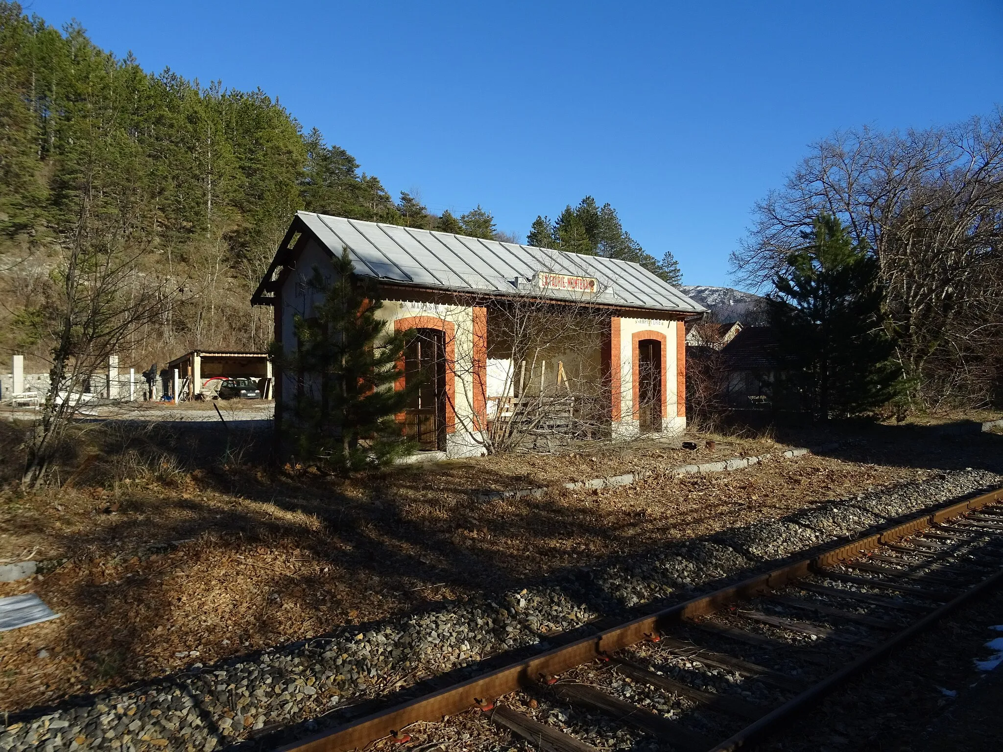 Photo showing: Abri de quai de l'ancienne gare de La Faurie - Montbrand.