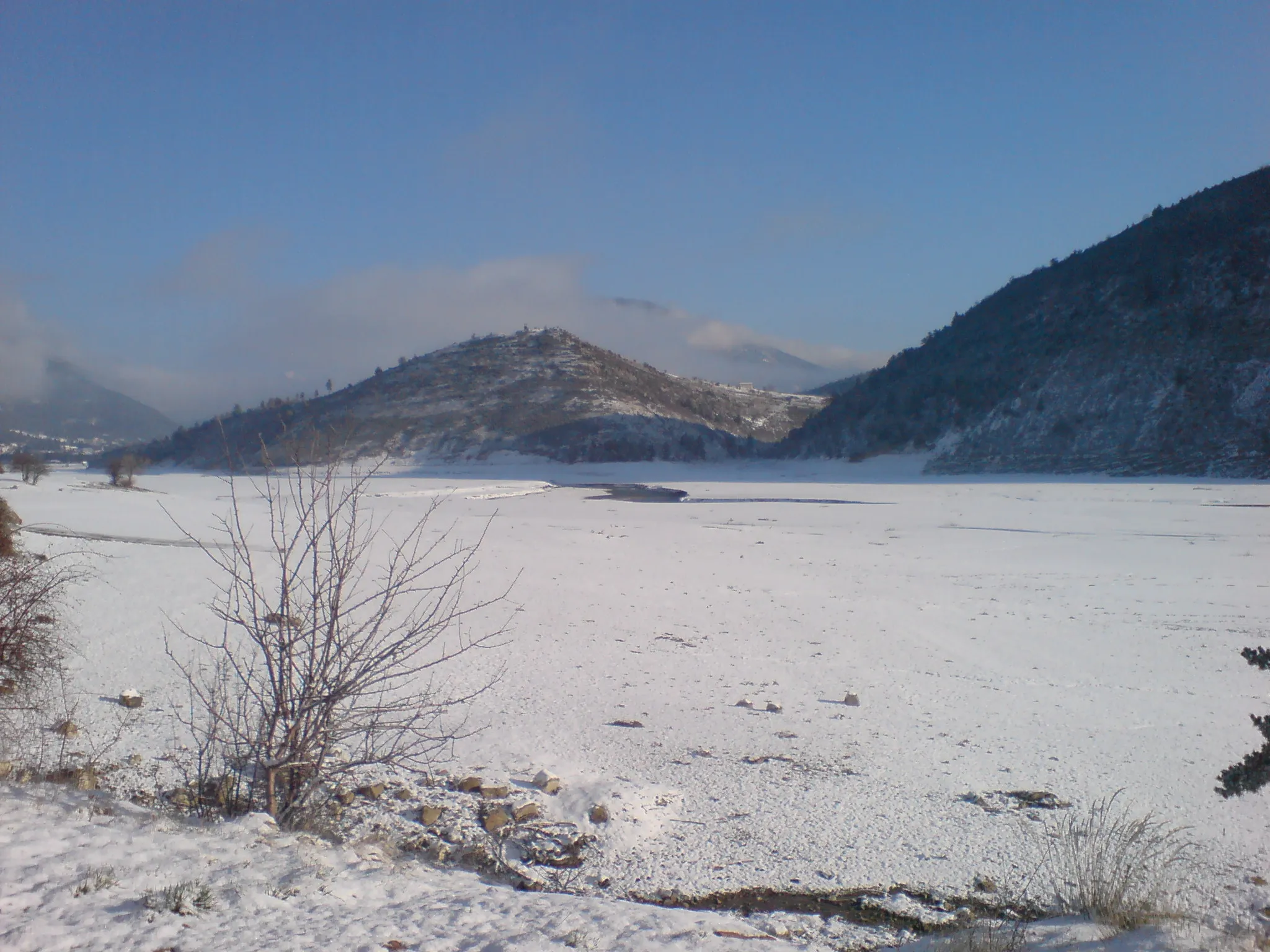 Photo showing: Le fond du lac de Castillon, enneigé l’hiver, vidange partielle (queue du lac, à proximité de Saint-André-les-Alpes, avant le pont Julien en venant du village). Au centre de l’image, colline de Méouilles