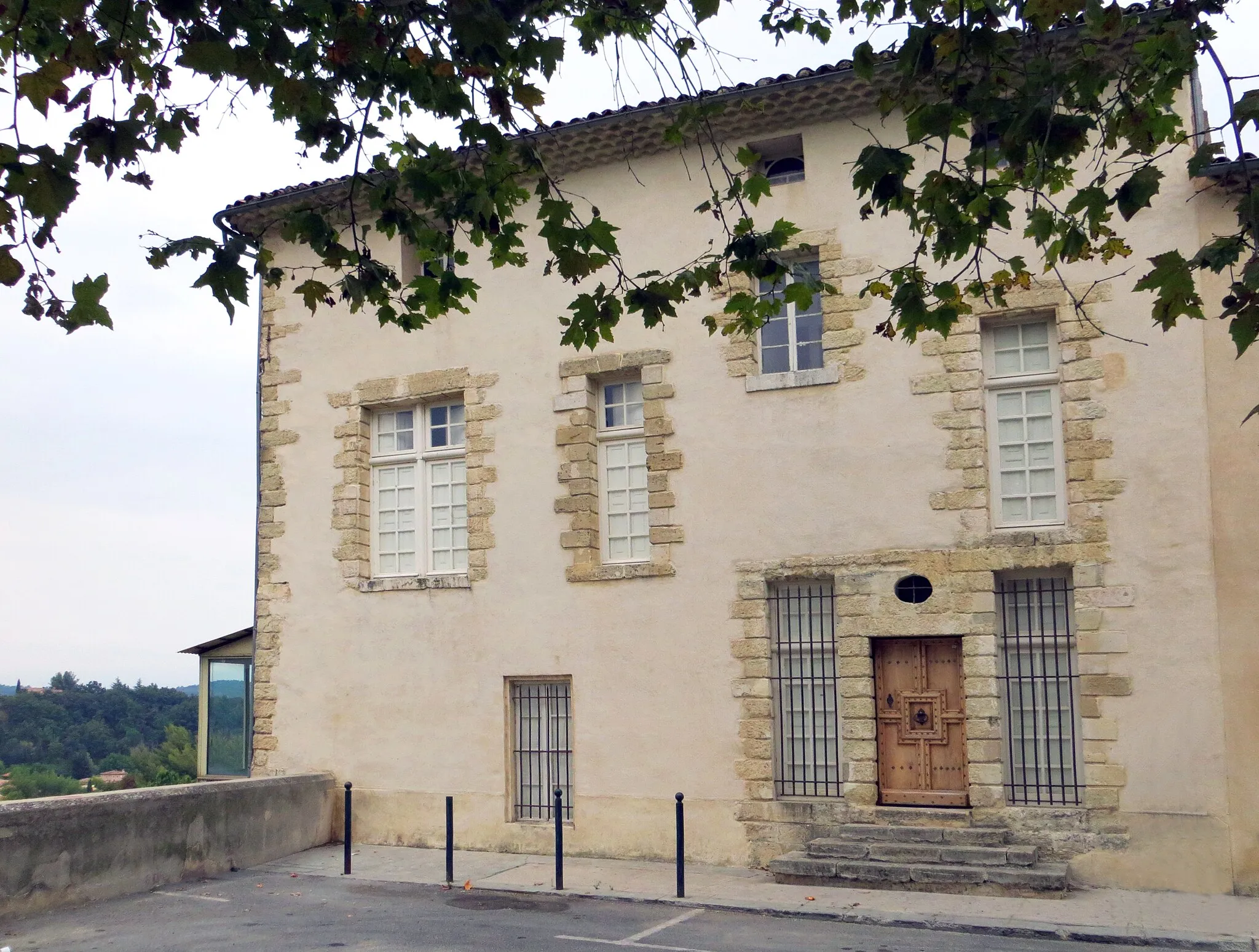 Photo showing: This building is indexed in the base Mérimée, a database of architectural heritage maintained by the French Ministry of Culture, under the reference PA84000024 .