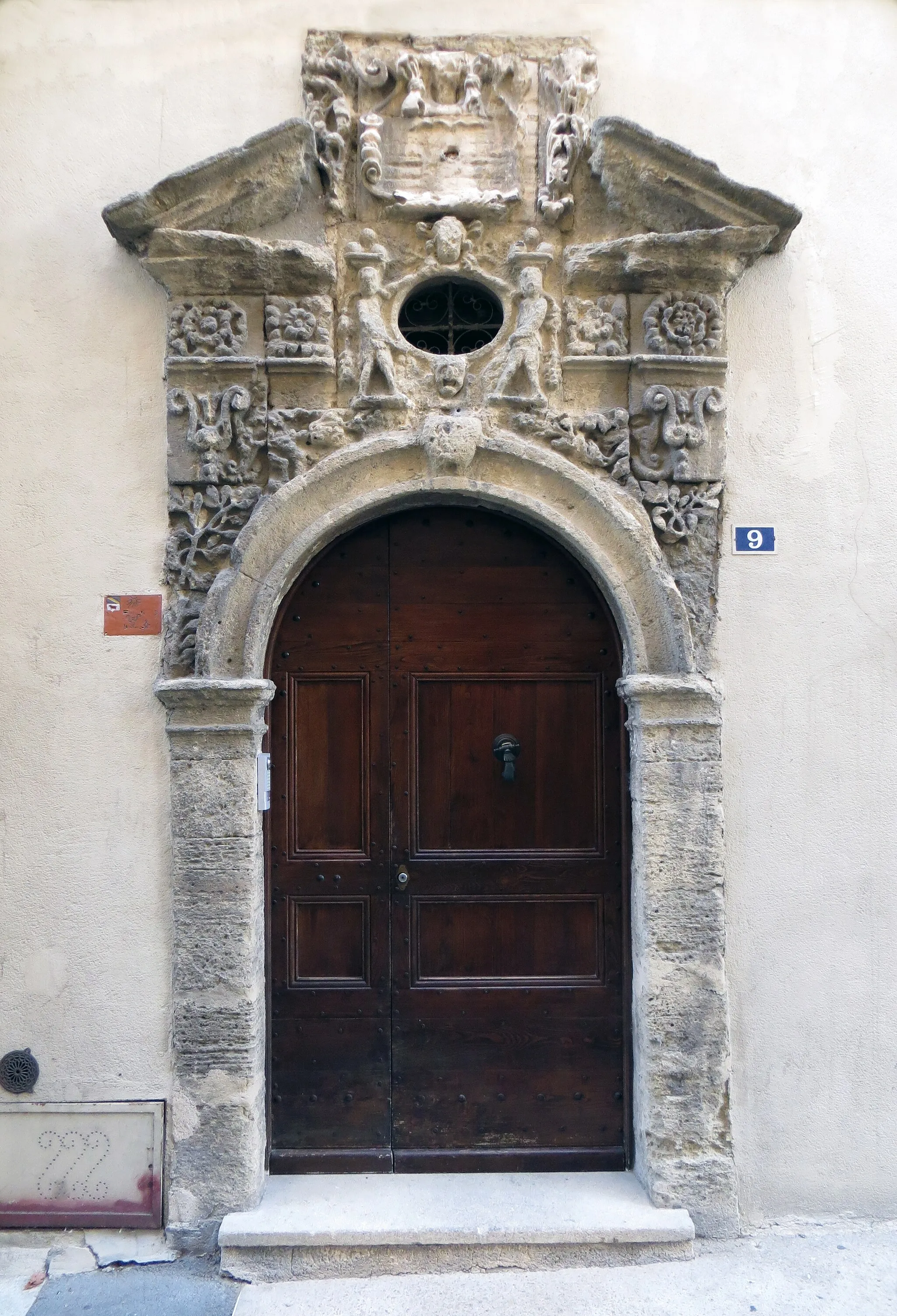 Photo showing: Maison noble de La Tour-d'Aigues portail, 9 Rue de l'Église (Inscrit, 1929)