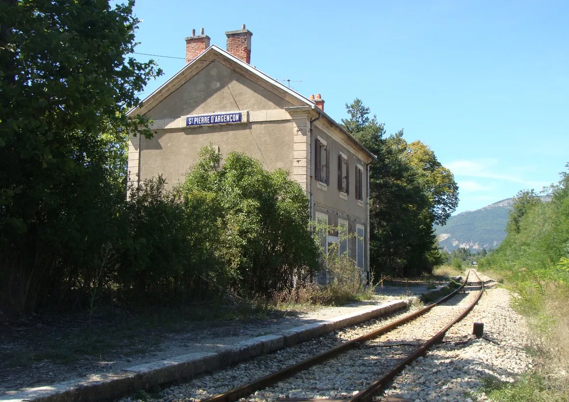 Photo showing: L'ancienne gare de St-Pierre d'Argençon, aujourd'hui fermée, sur la ligne de Valence à Gap.