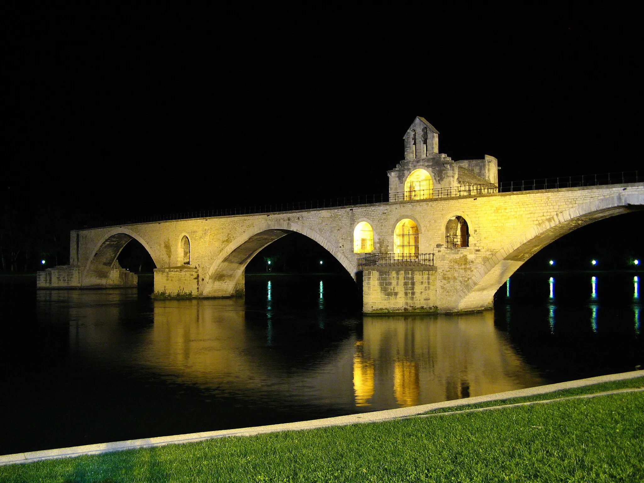 Photo showing: Pont Saint-Bénézet, à Avignon (Vaucluse), illuminé la nuit