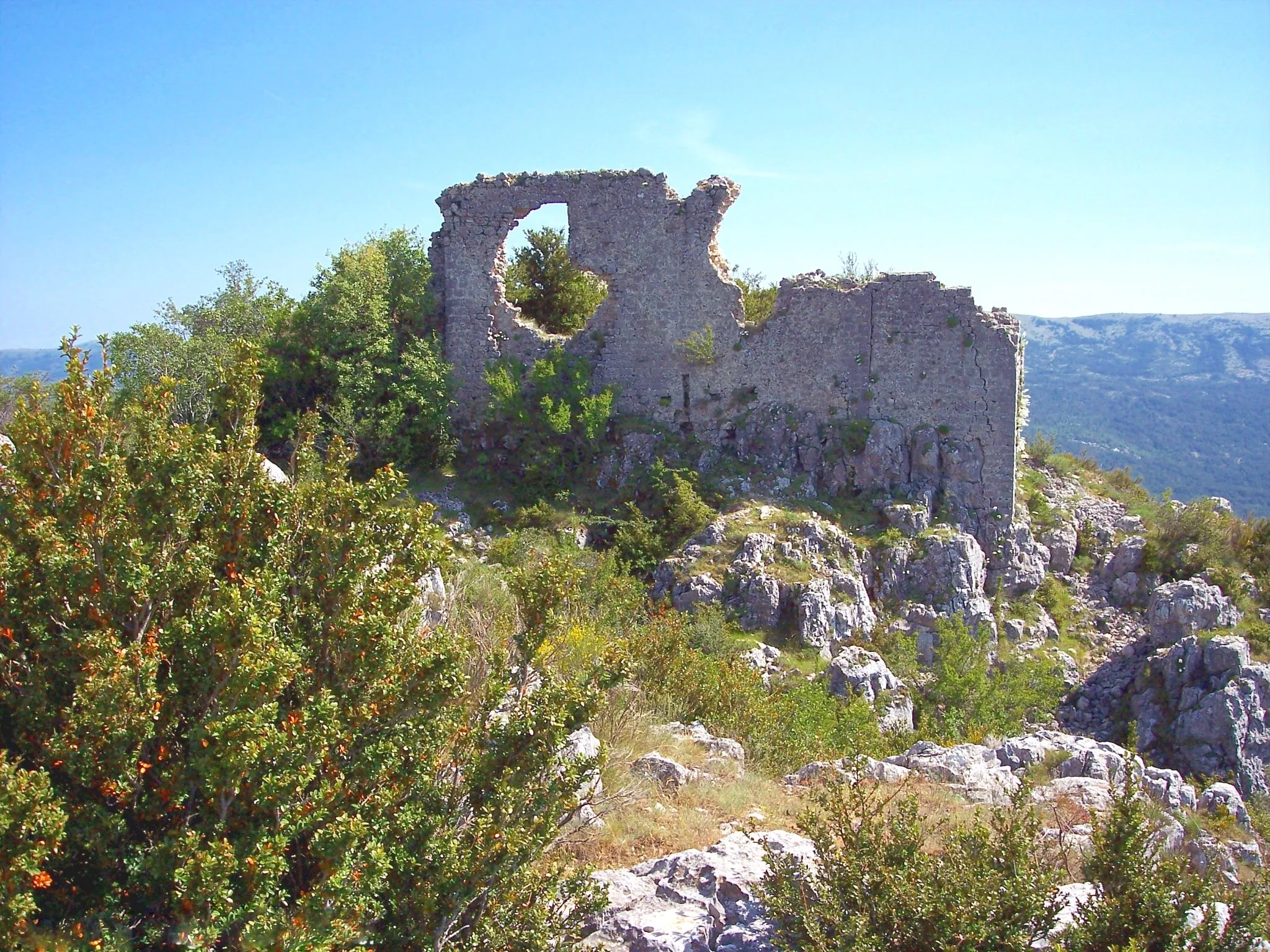 Photo showing: Ruines du village médiéval et de son château.