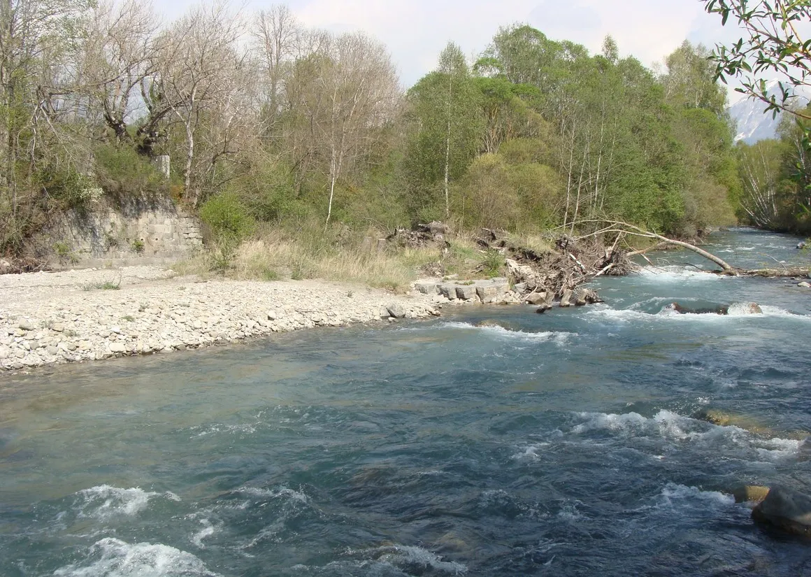 Photo showing: Le Drac au pied de Saint-Julien-en-Champsaur, vu de la rive gauche. On distingue sur la gauche les restes de l'ancrage d'un ancien pont, et au milieu la base d'une pile.