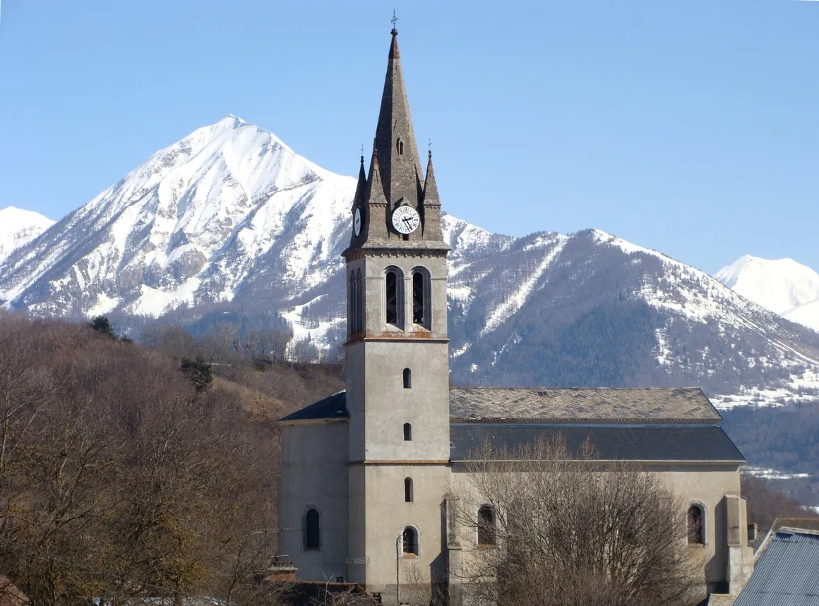 Photo showing: L'église de Saint-Julien-en-Champsaur vue de l'ouest. A l'arrière-plan, la Petite Autane et le haut des pistes de ski de Saint-Léger.