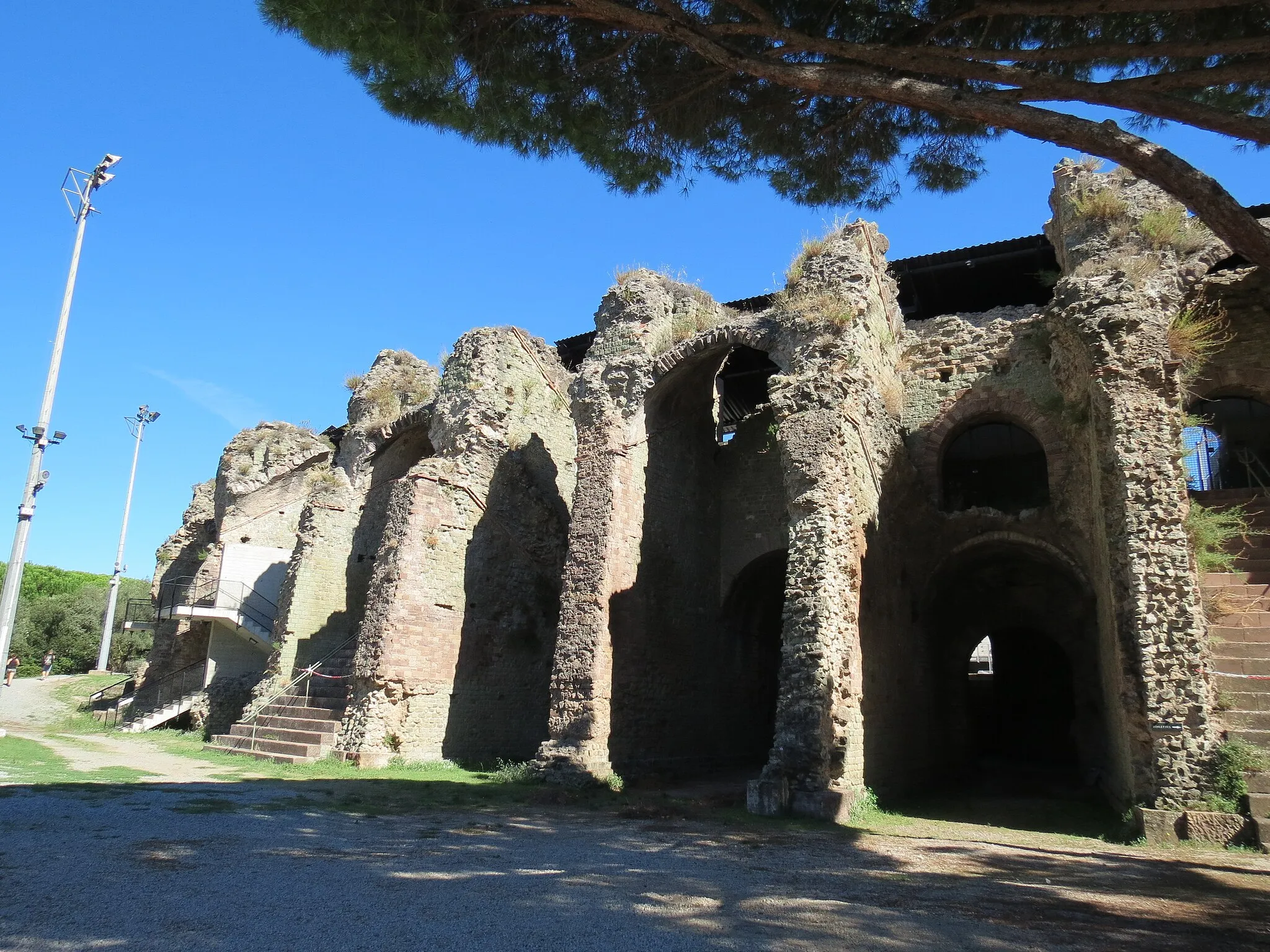 Photo showing: This building is indexed in the base Mérimée, a database of architectural heritage maintained by the French Ministry of Culture, under the reference PA00081603 .