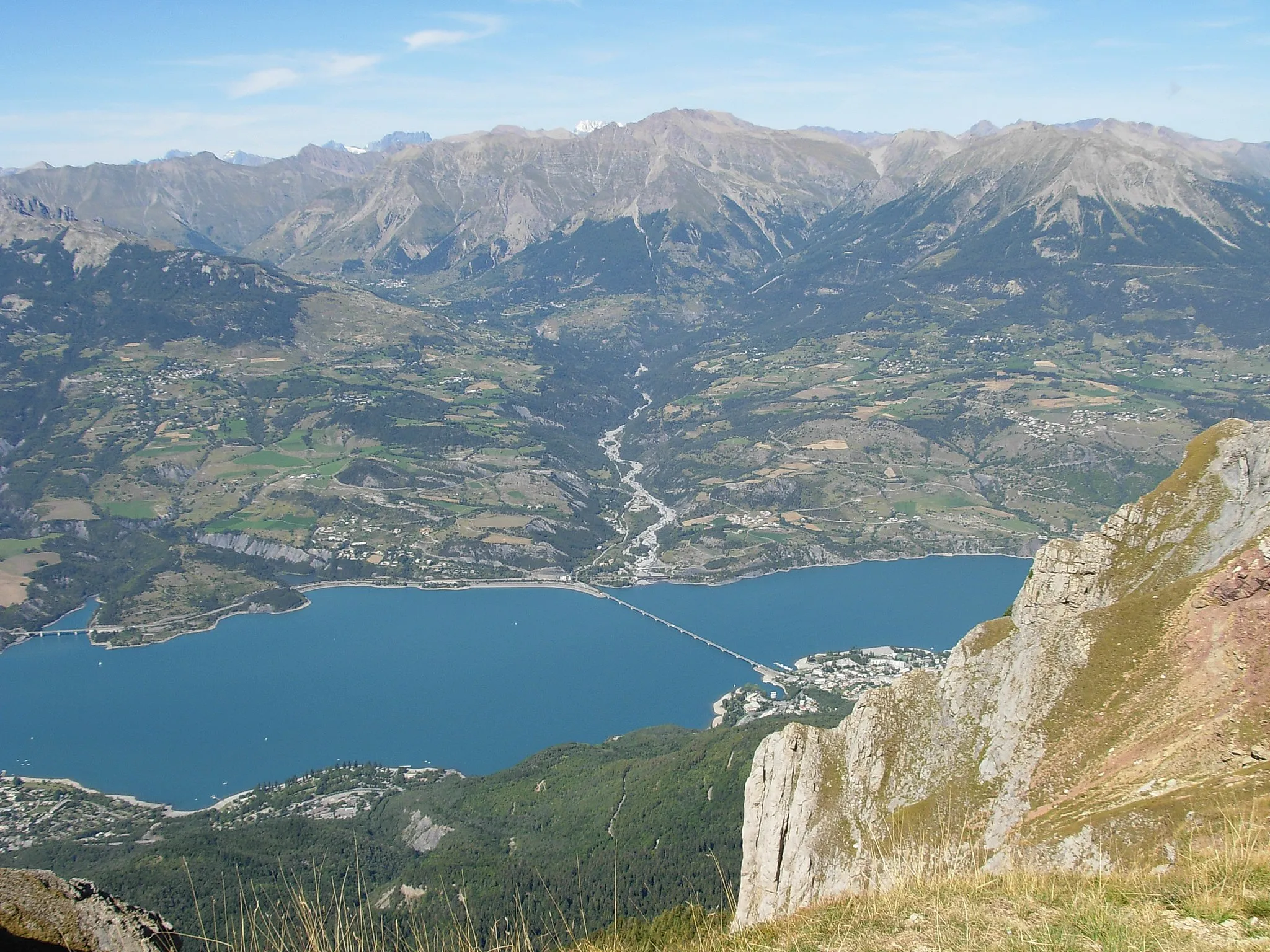 Photo showing: Vue sur Savines et le pont sur Serre-Ponçon.