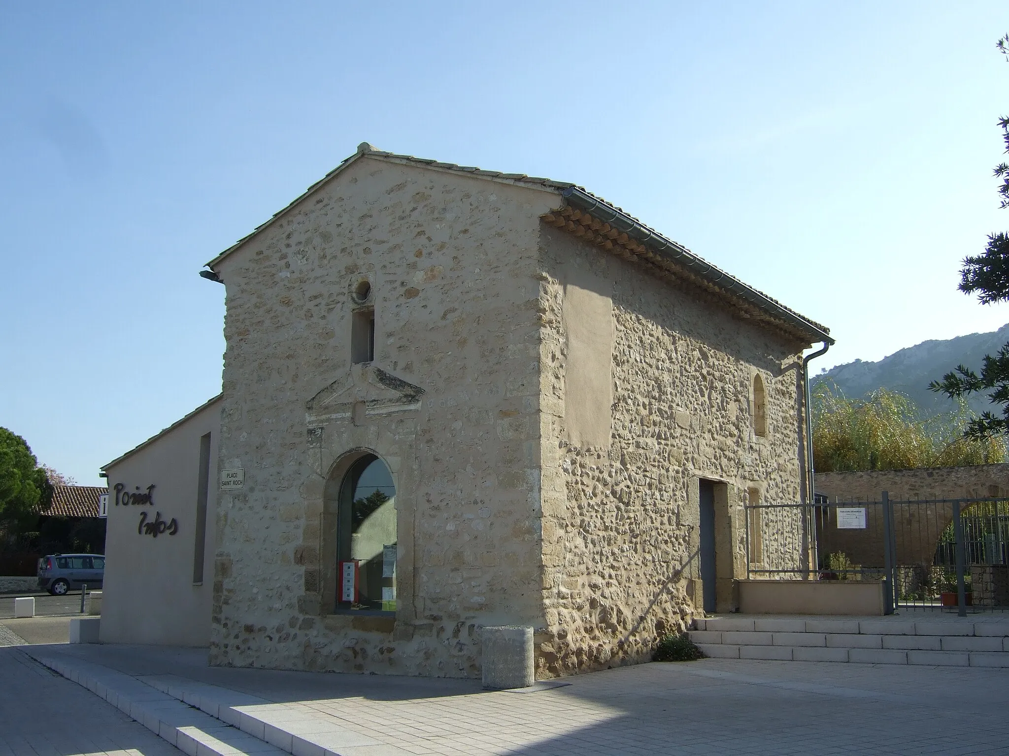 Photo showing: Place Saint Roch, à ROBION ( Vaucluse ) avec la chapelle Saint Roch transformée en point d'accueil touristique