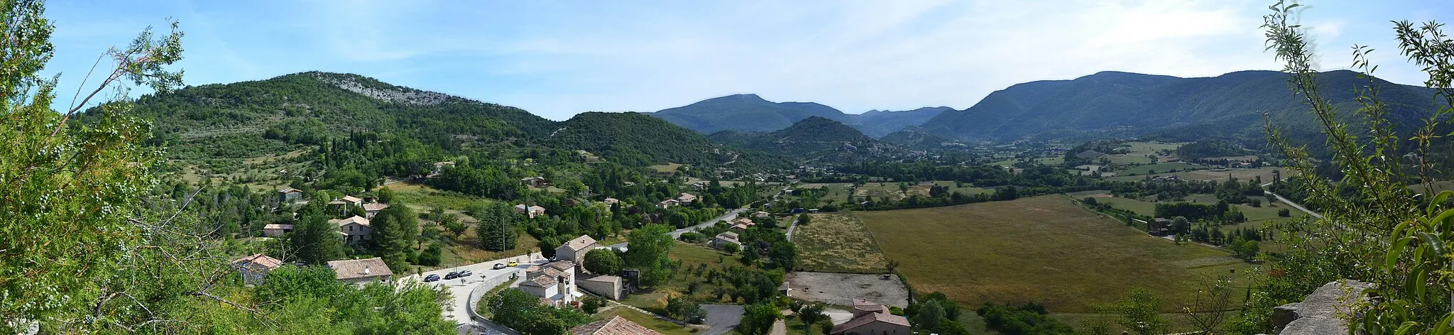 Photo showing: Landscape near Reilhanette, Drôme, France. Panoramic made using AutoStitch from photos taken om July 18, 2019.