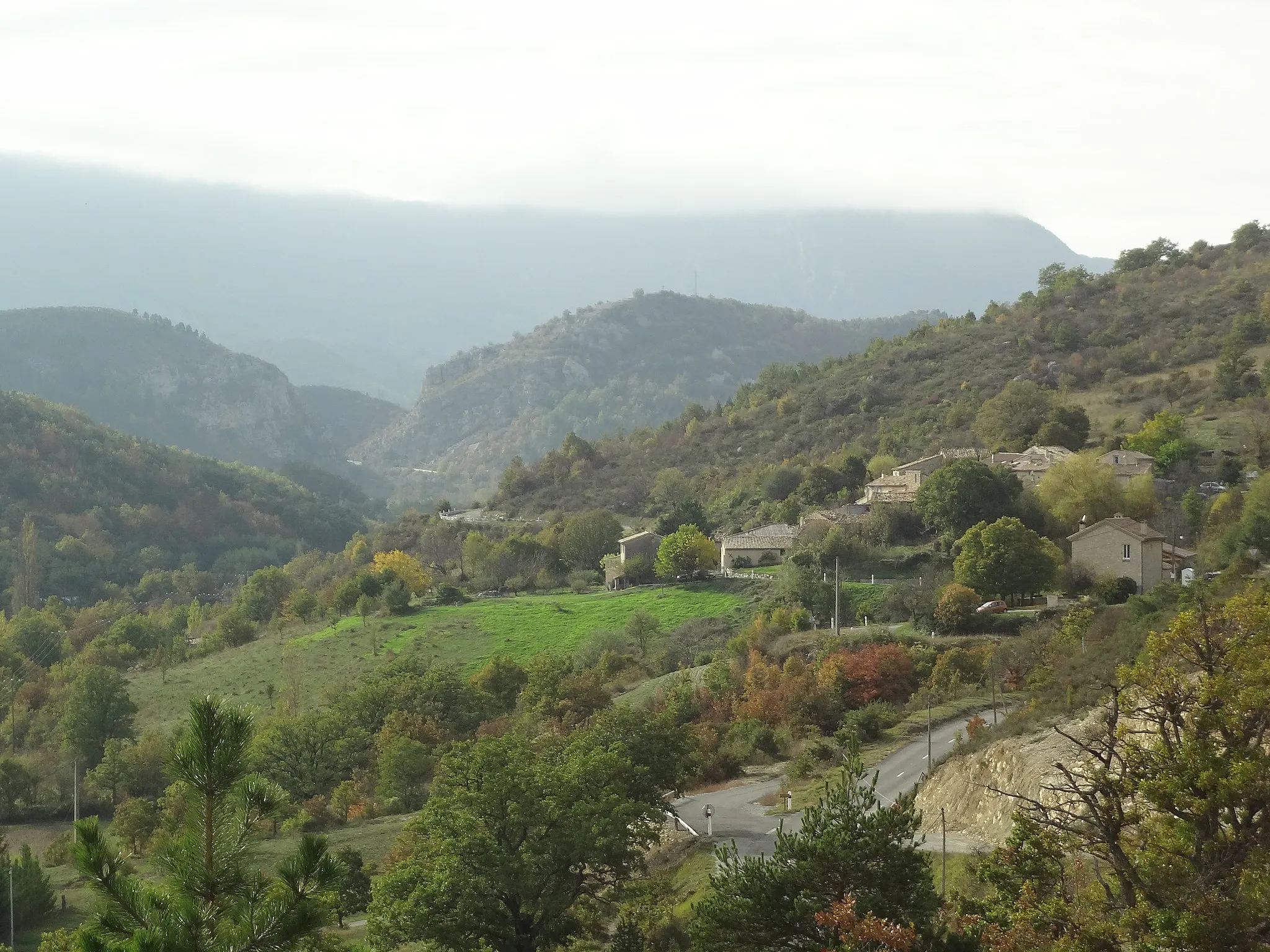 Photo showing: Village en hauteur et RD 946 (ancienne route nationale 546), vue de la cluse des Baumes, et montagne de Lure en fond dans la brume
