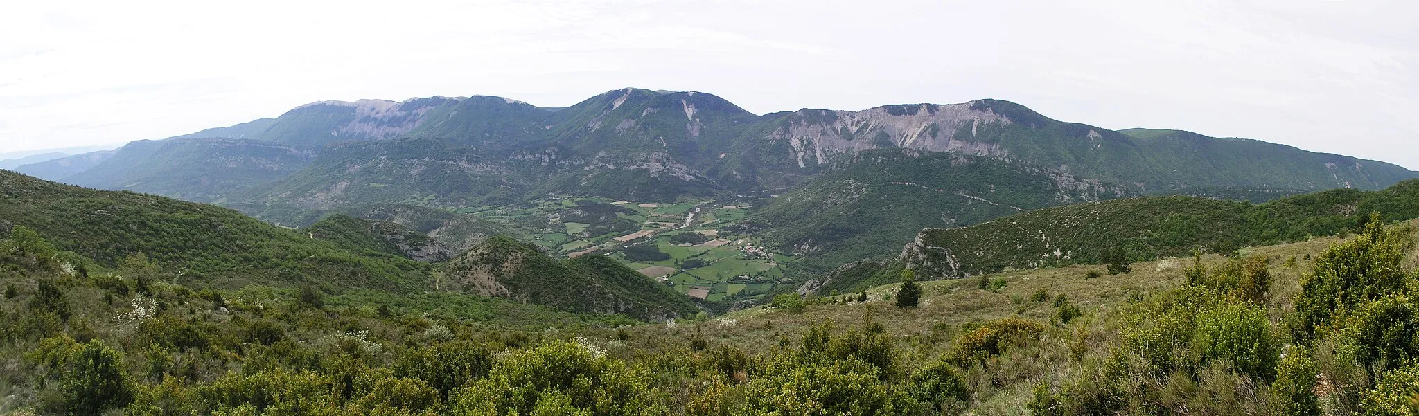 Photo showing: La montagne de Lure et la vallée du Jabron vues depuis le Pé de Muéou, Eourres, Hautes-Alpes, France.