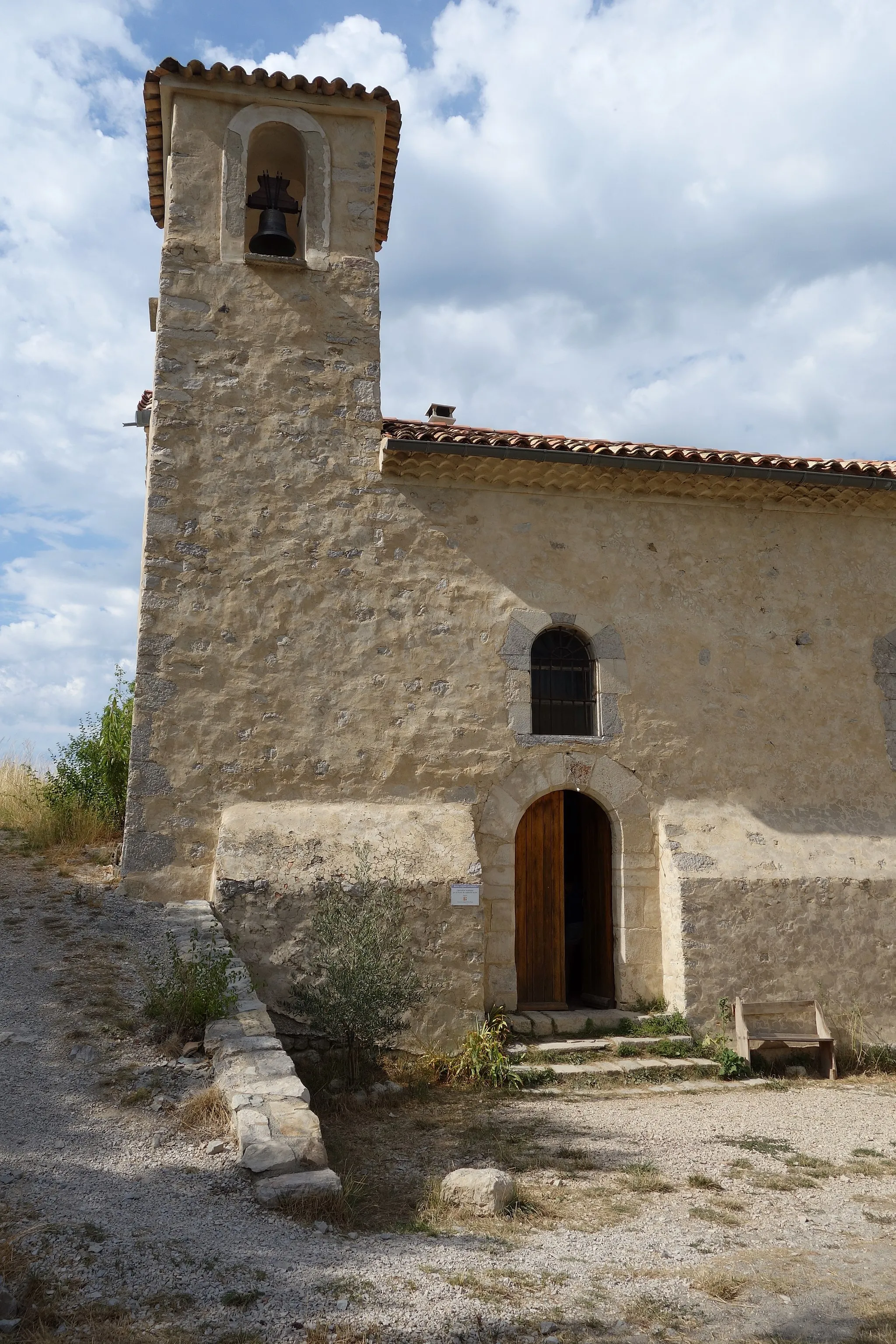 Photo showing: Le clocher, un jeune olivier à gauche de la porte.