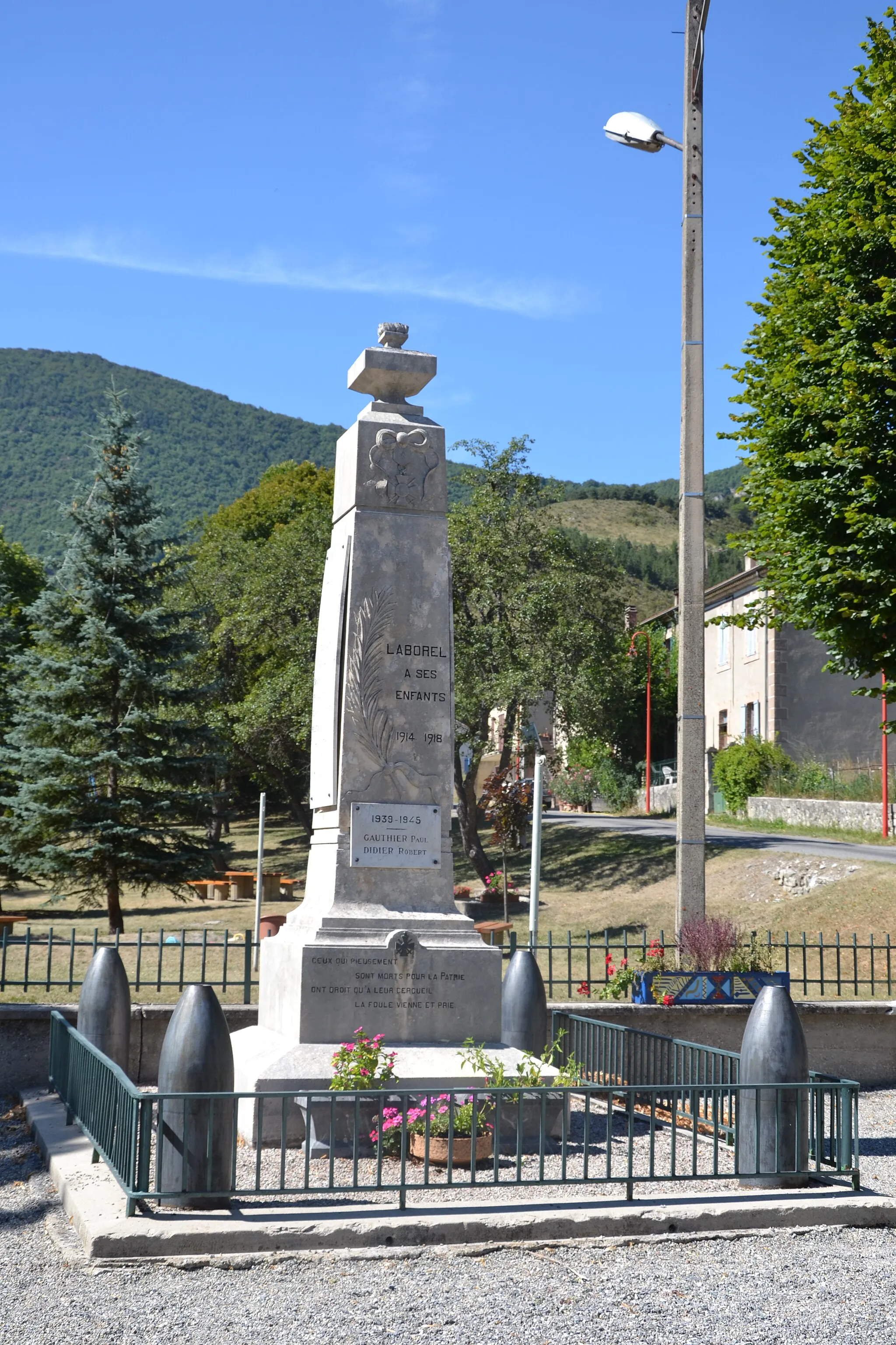 Photo showing: monument aux morts à Laborel