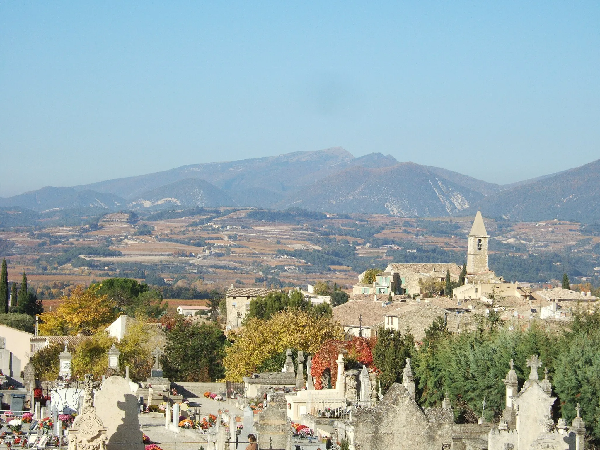 Photo showing: 1)La Lance (mountain), from Mirabel-aux-Baronnies, France