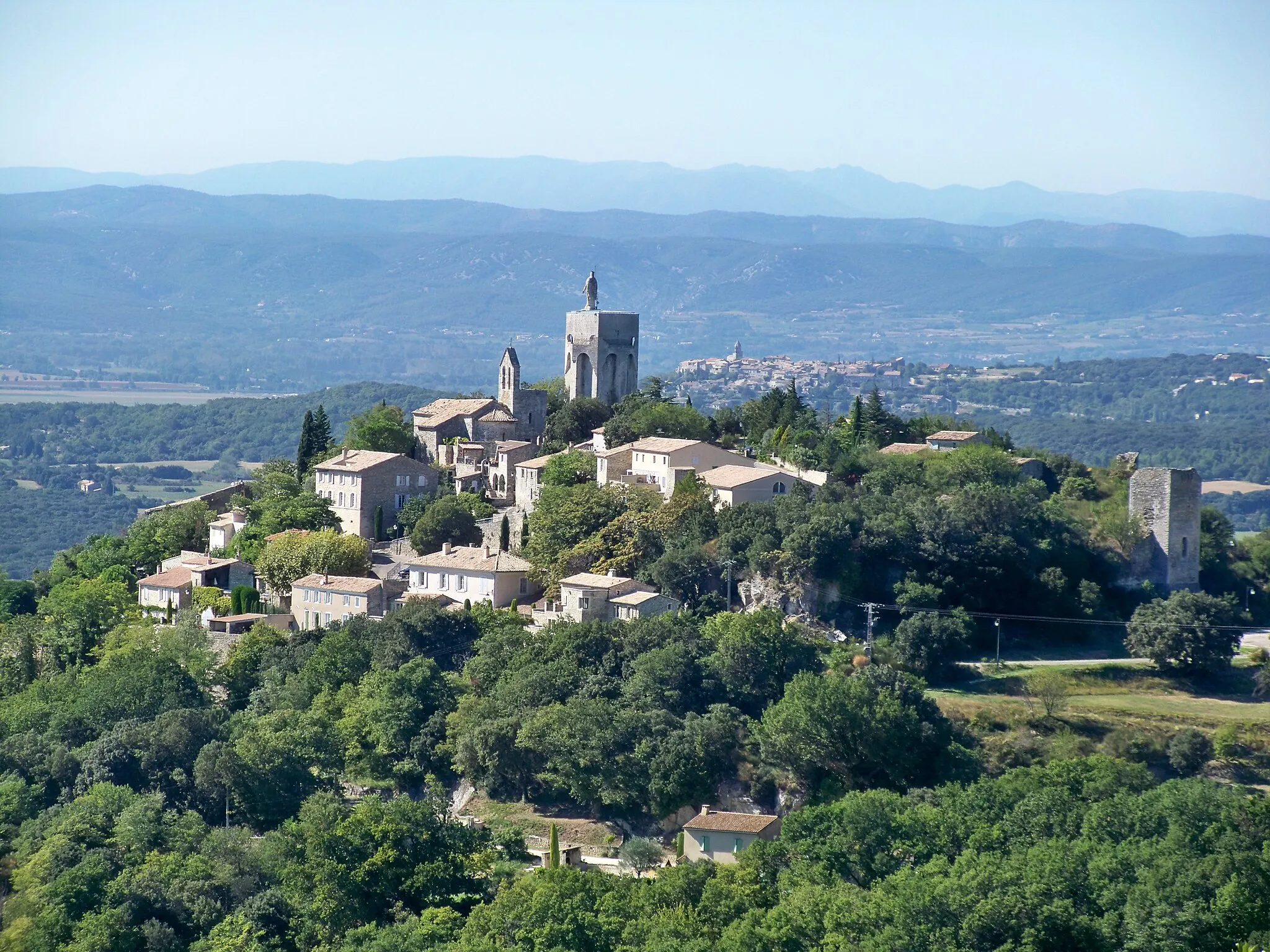 Photo showing: vue sur le village de Clansayes (26)