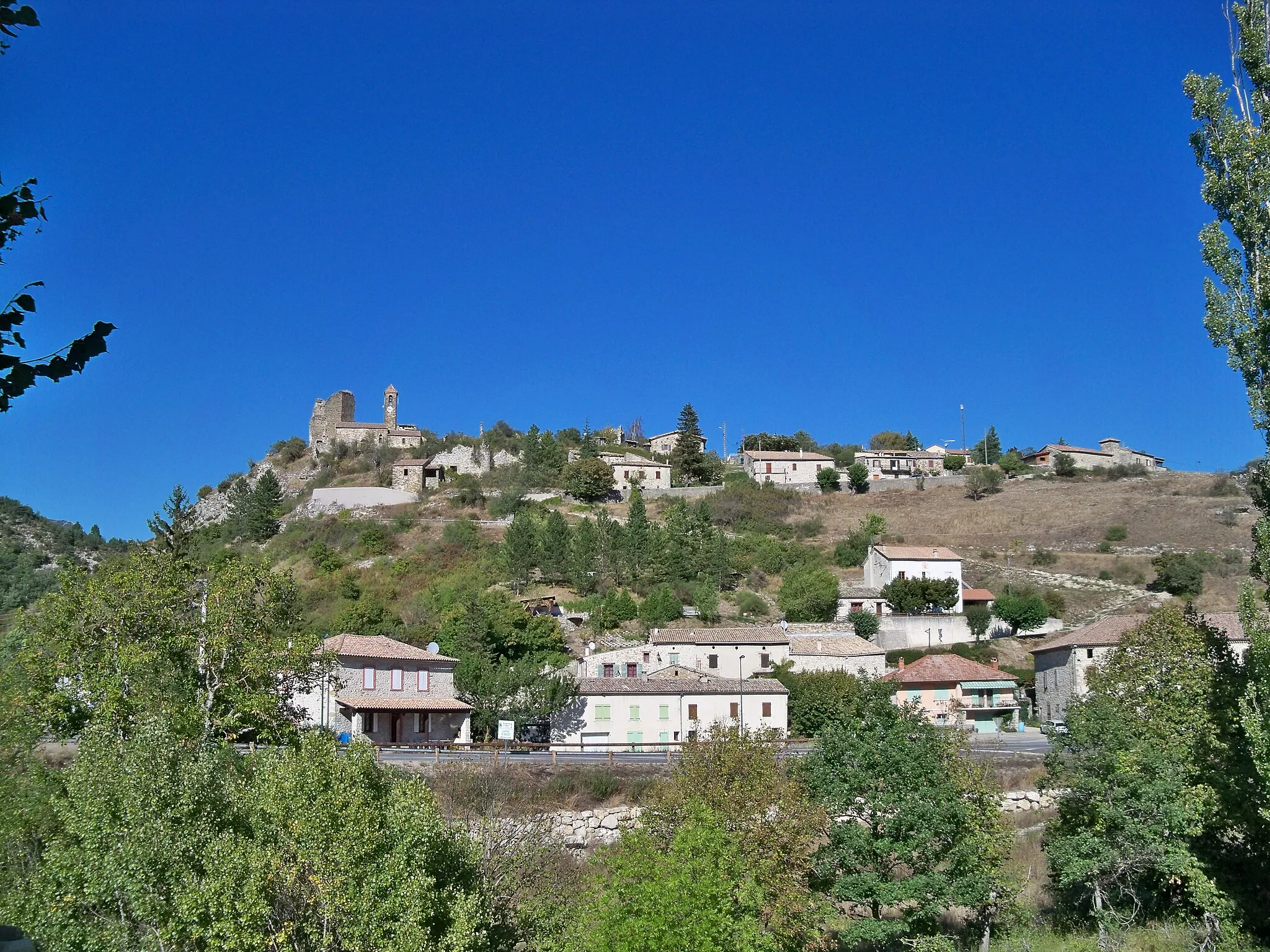 Photo showing: vue sur le village de Verclause (26)