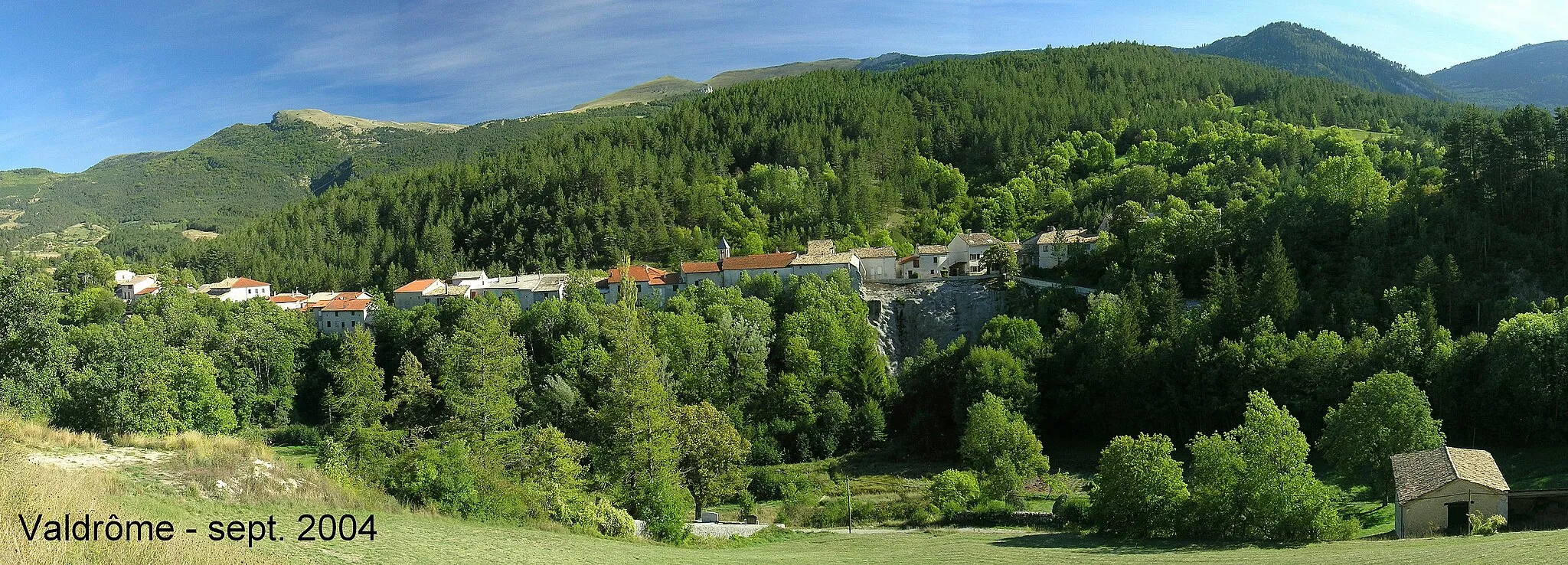 Photo showing: view of the village of Valdrôme located in the Haut Diois region / Drôme county / France, seen from le Colombier hill