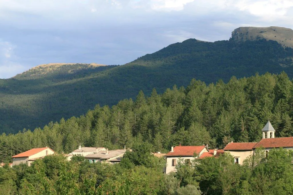Photo showing: village de Valdrôme avec le clocher du temple et le sommet de la Tête du Lion