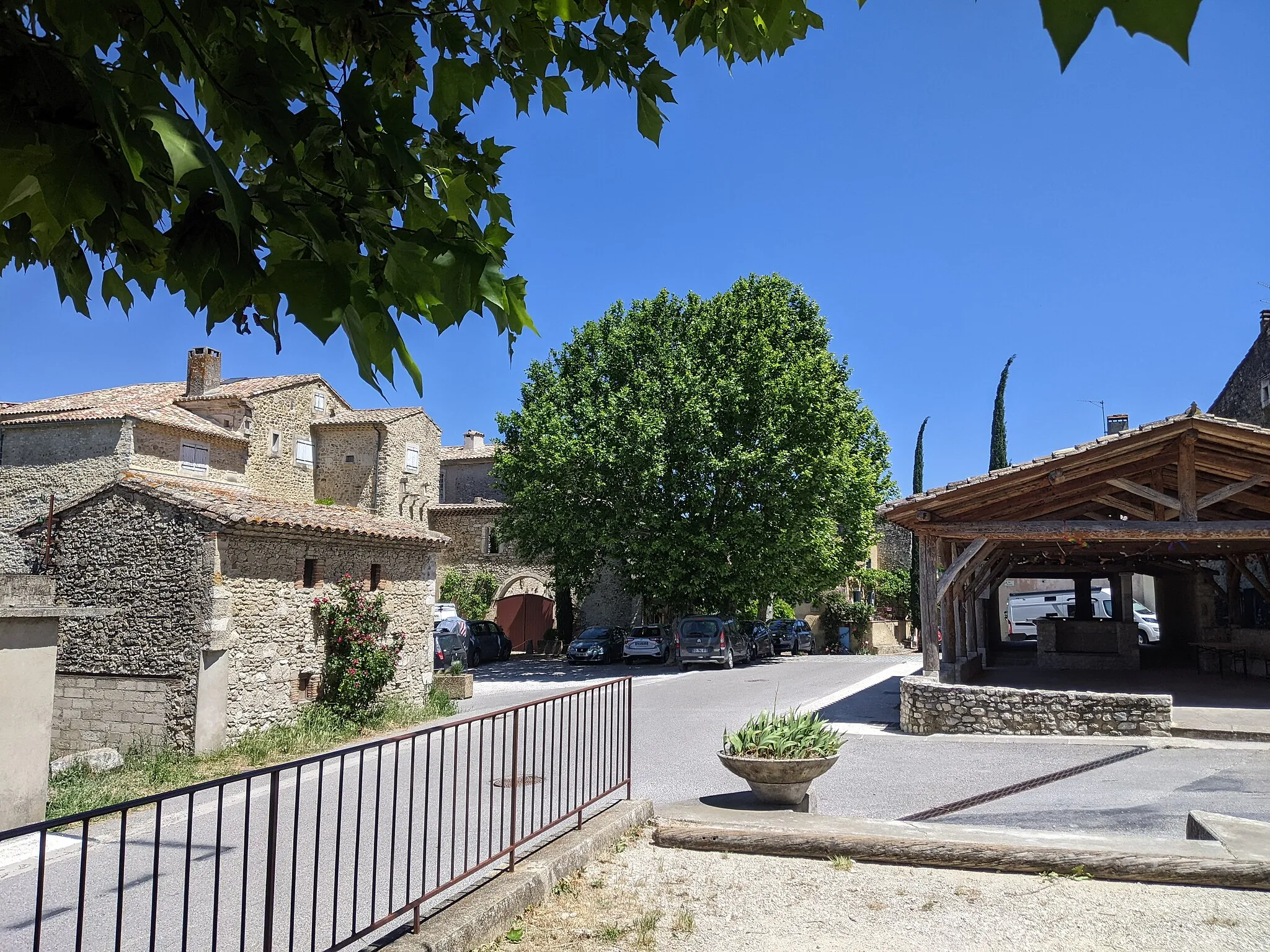 Photo showing: Vue du centre du village de La Touche (Drôme, France).