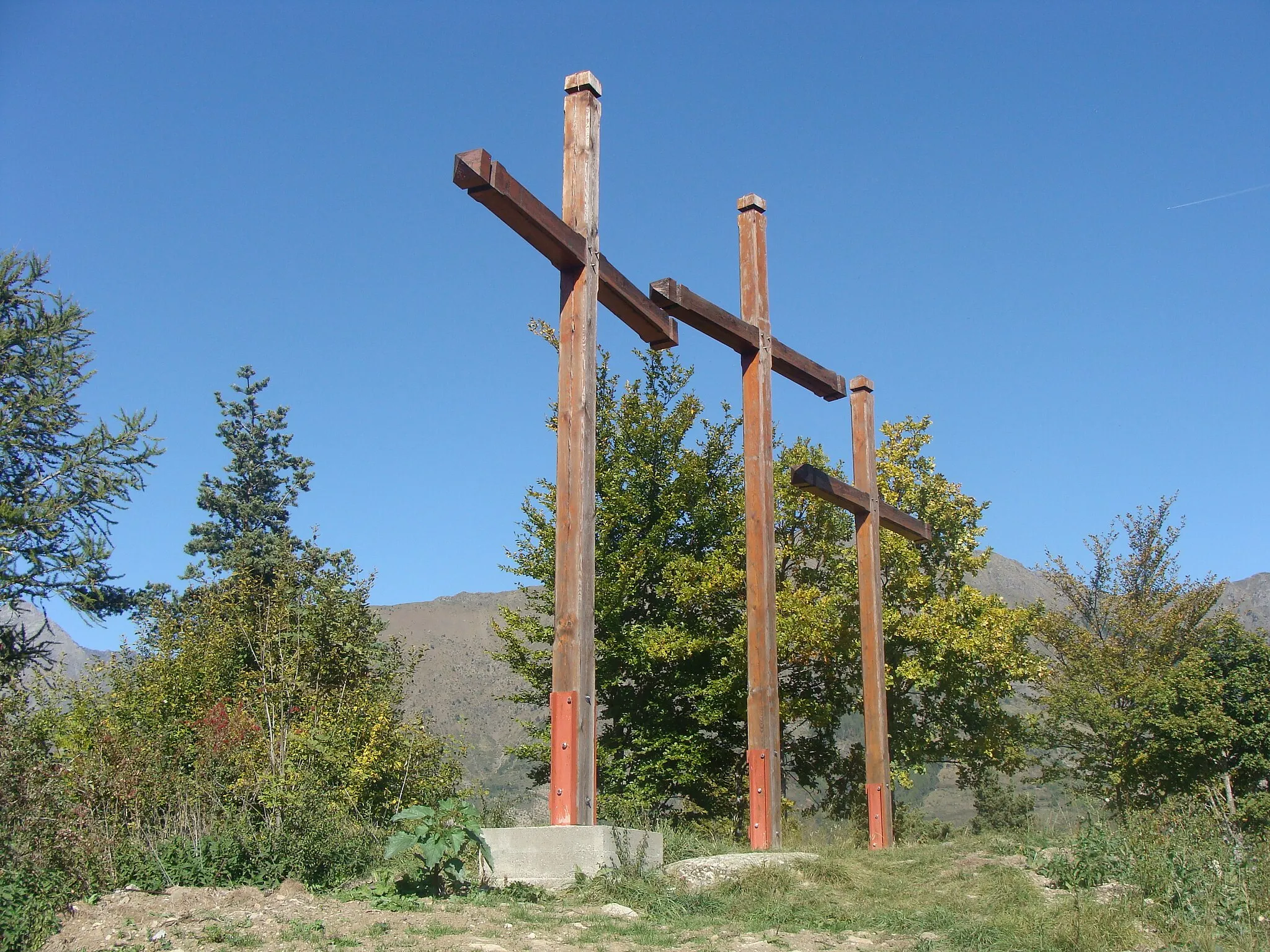 Photo showing: Les "trois croix" sur un sommet dominant le village de Bénévent (Hautes-Alpes) ; lieu de pique-nique, panorama sur le Champsaur.