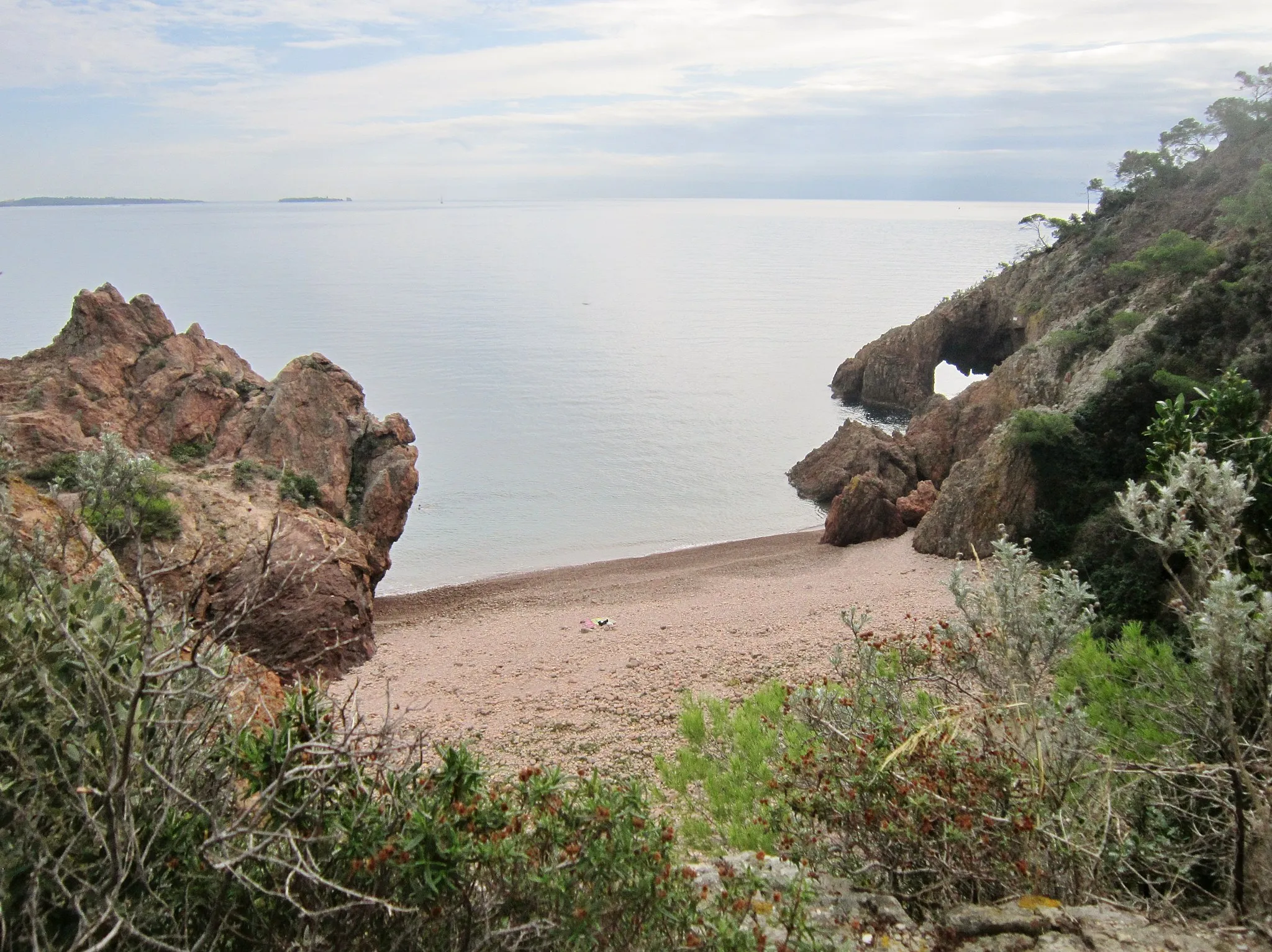 Photo showing: Théoule-sur-Mer : la plage, difficilement accessible, de la pointe de l'Aiguille et l'arche naturelle dite "grotte de Gardanne".