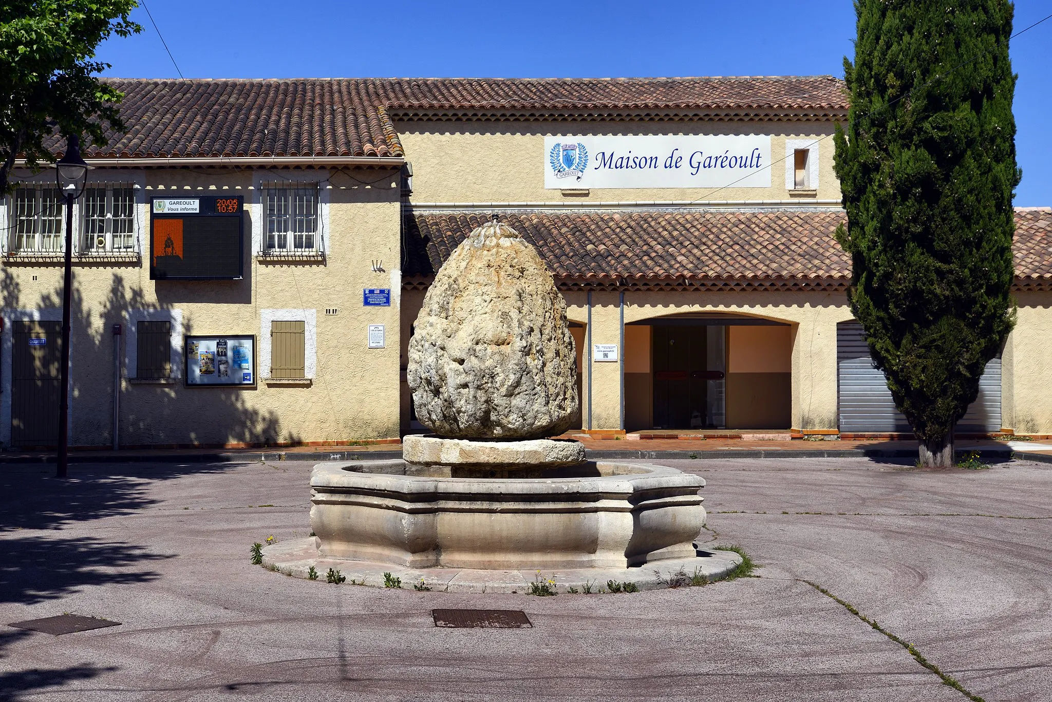 Photo showing: Garéoult, Var (Provence) - Maison de Garéoult et la fontaine
