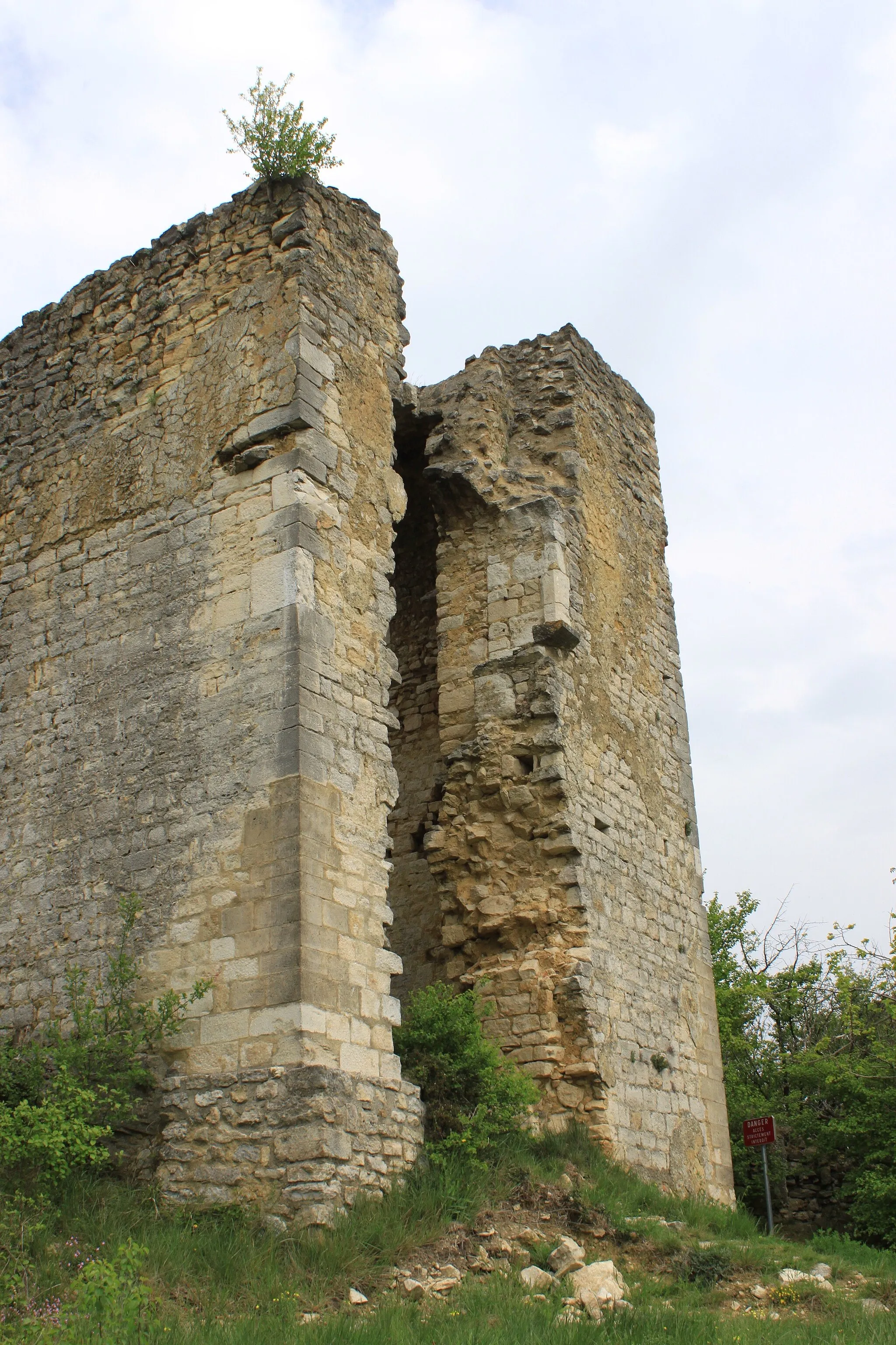 Photo showing: Ruines du vieux village d'Allan (Drôme, France)