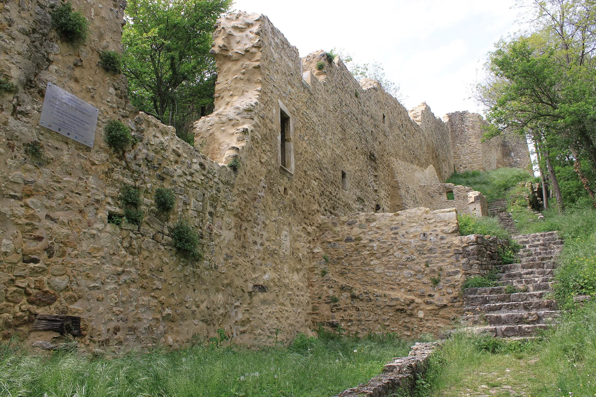 Photo showing: Ruines du vieux village d'Allan (Drôme, France)